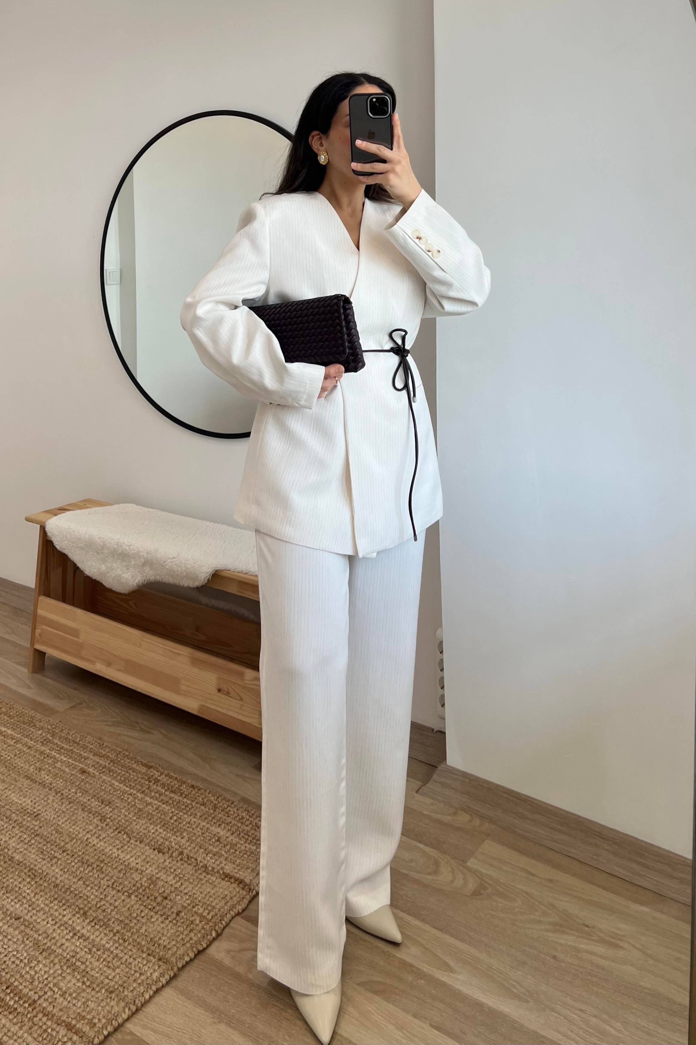 Beyaz Çizgili Kemerli Pantolon uygun fiyatlarda www.butikhola.com adresinde