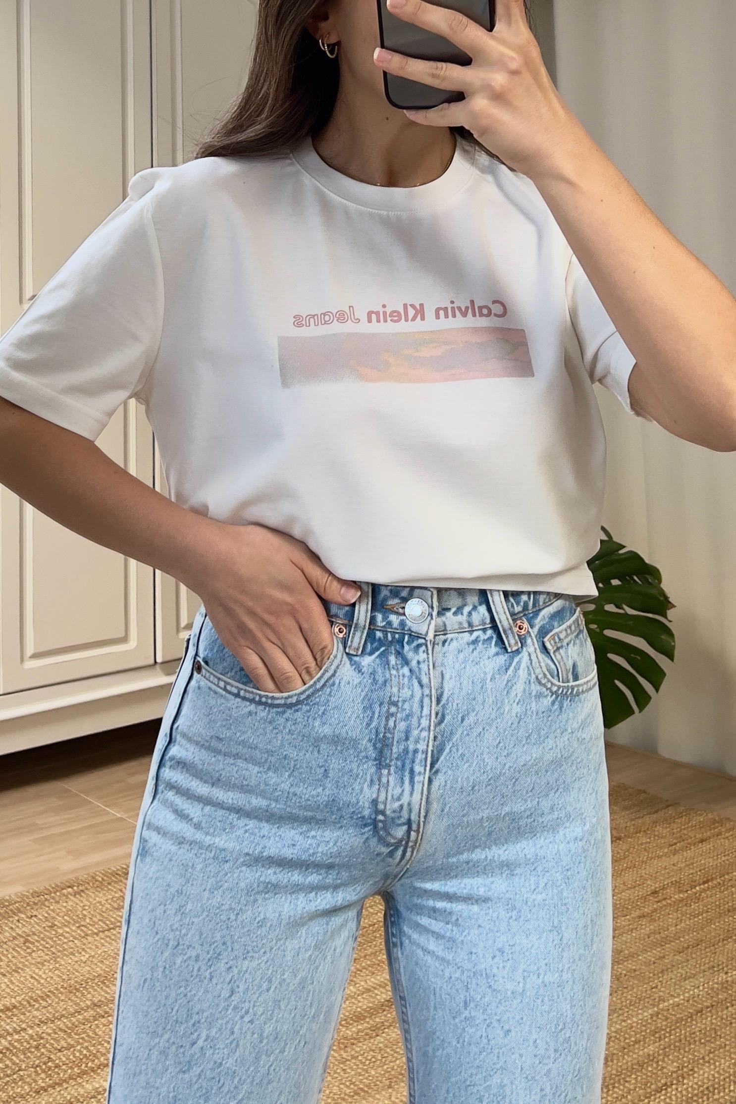 Beyaz Desen Detaylı Logolu Tshirt uygun fiyatlarda www.butikhola.com adresinde