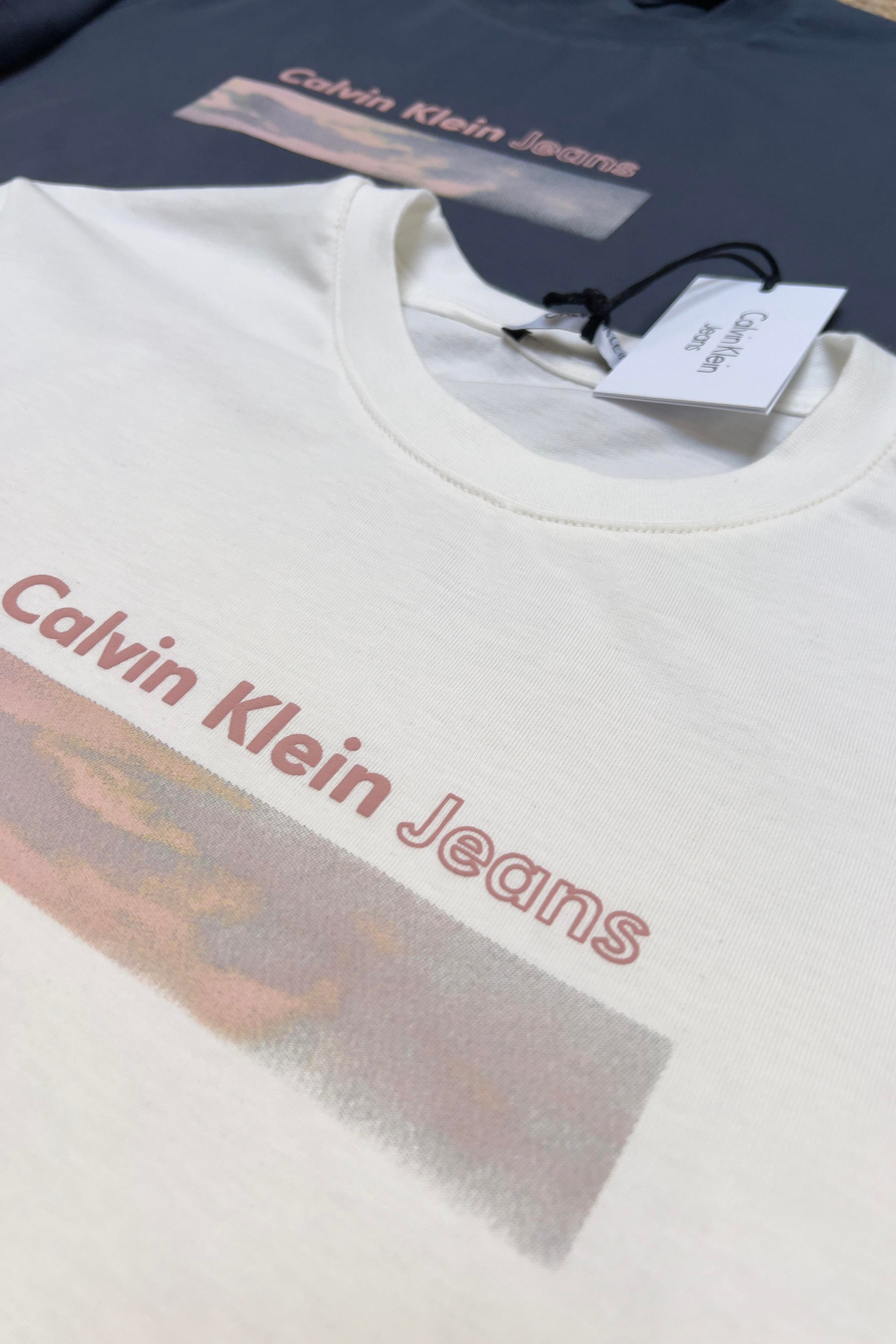 Beyaz Desen Detaylı Logolu Tshirt uygun fiyatlarda www.butikhola.com adresinde