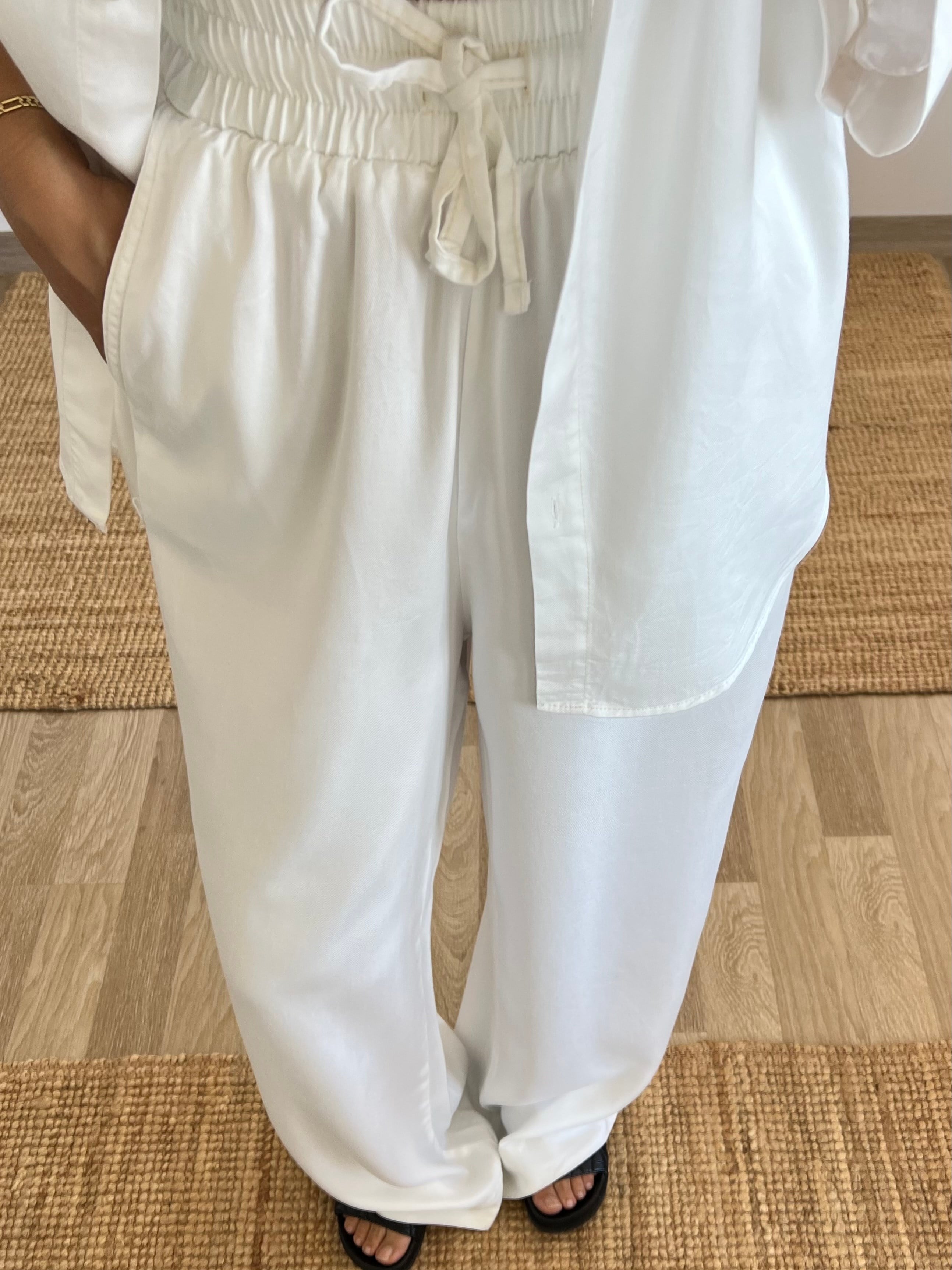 Beyaz Dökümlü Tensel Gömlek Pantolon Takım uygun fiyatlarda www.butikhola.com adresinde