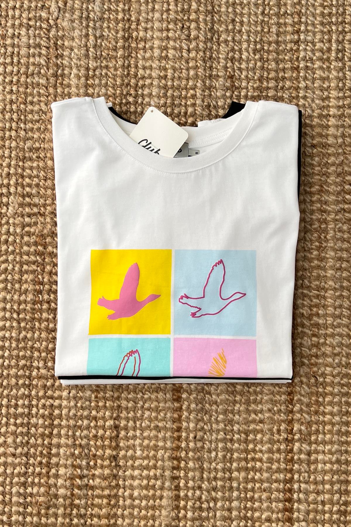 Beyaz Dört Kuşlu Tshirt uygun fiyatlarda www.butikhola.com adresinde
