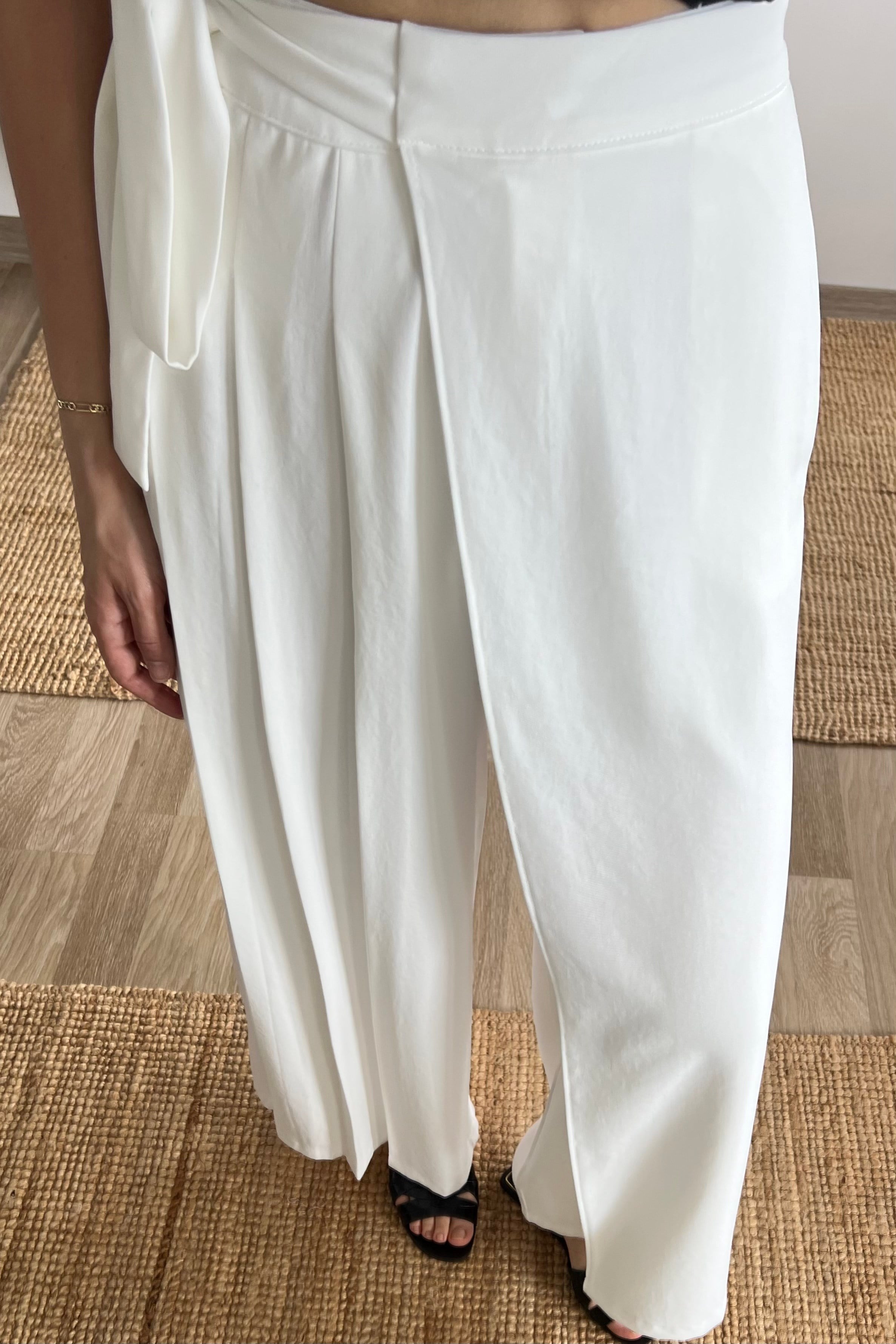 Beyaz Kendinden Kuşaklı Pileli Pantolon uygun fiyatlarda www.butikhola.com adresinde