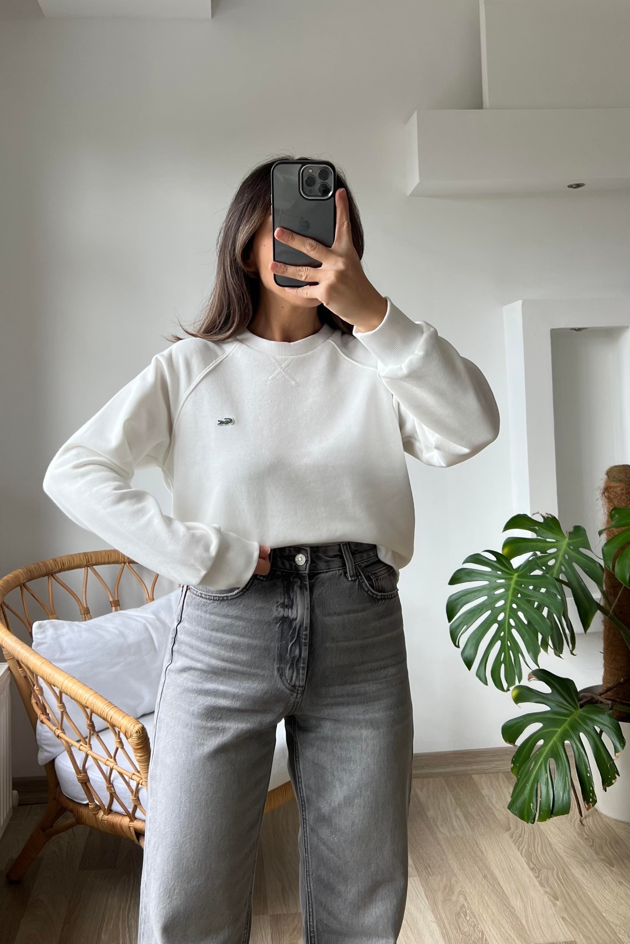 Beyaz Logo Nakışlı Yaka Detaylı Sweatshirt uygun fiyatlarda www.butikhola.com adresinde