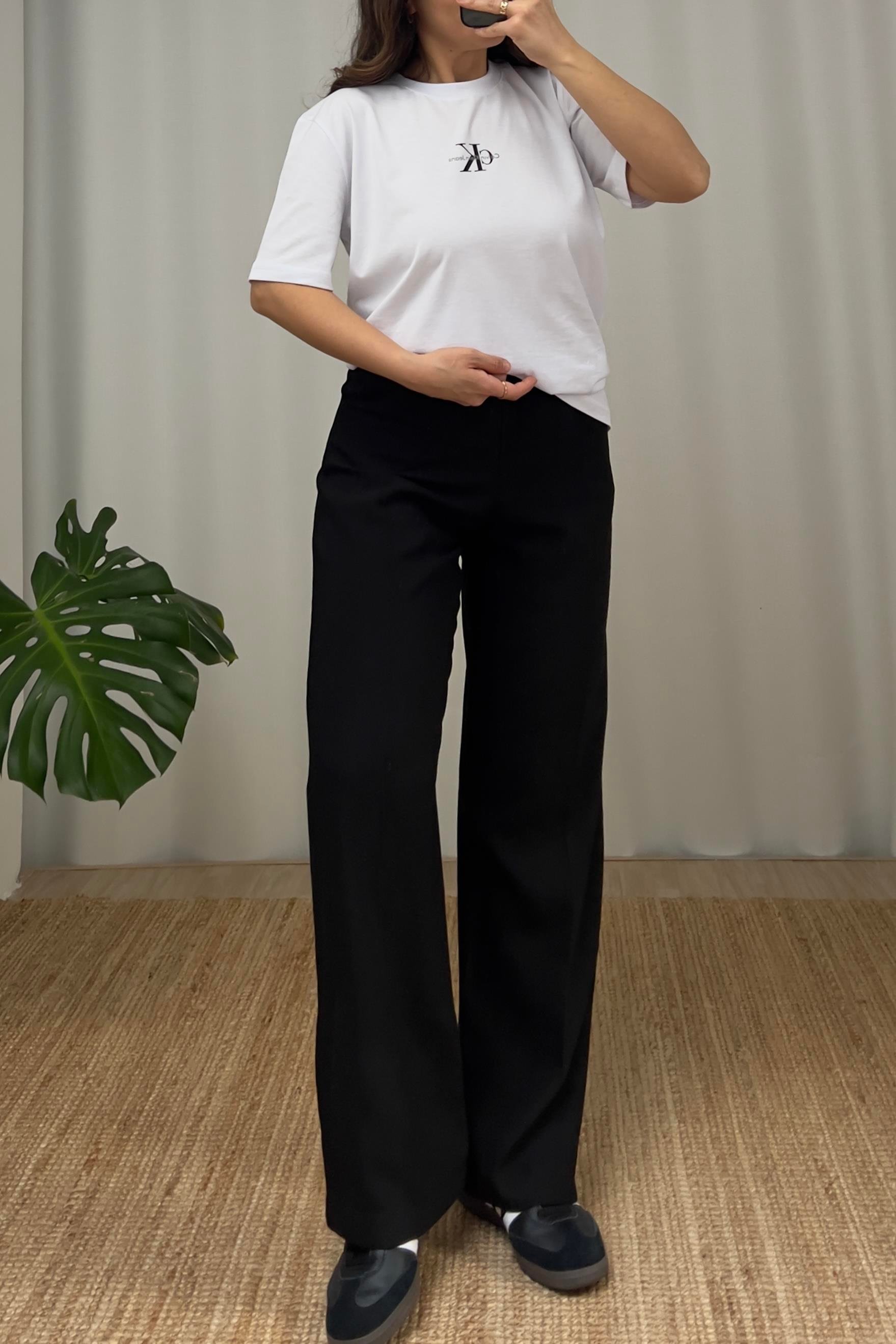 Beyaz Logolu Tshirt uygun fiyatlarda www.butikhola.com adresinde