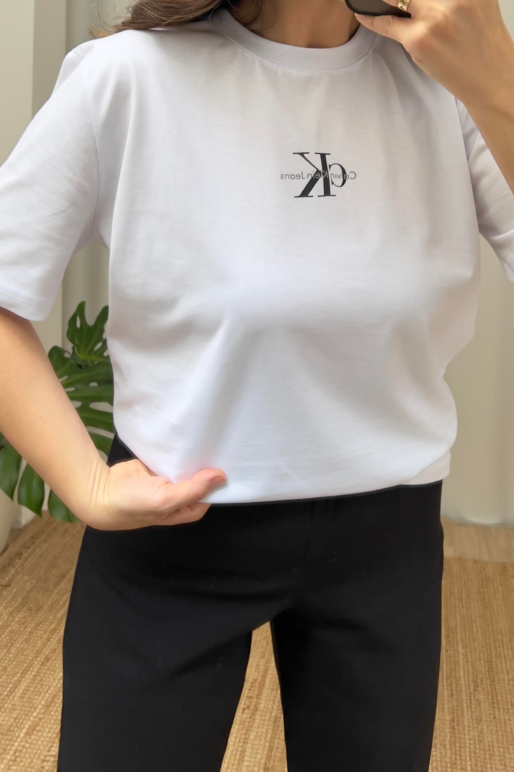 Beyaz Logolu Tshirt uygun fiyatlarda www.butikhola.com adresinde