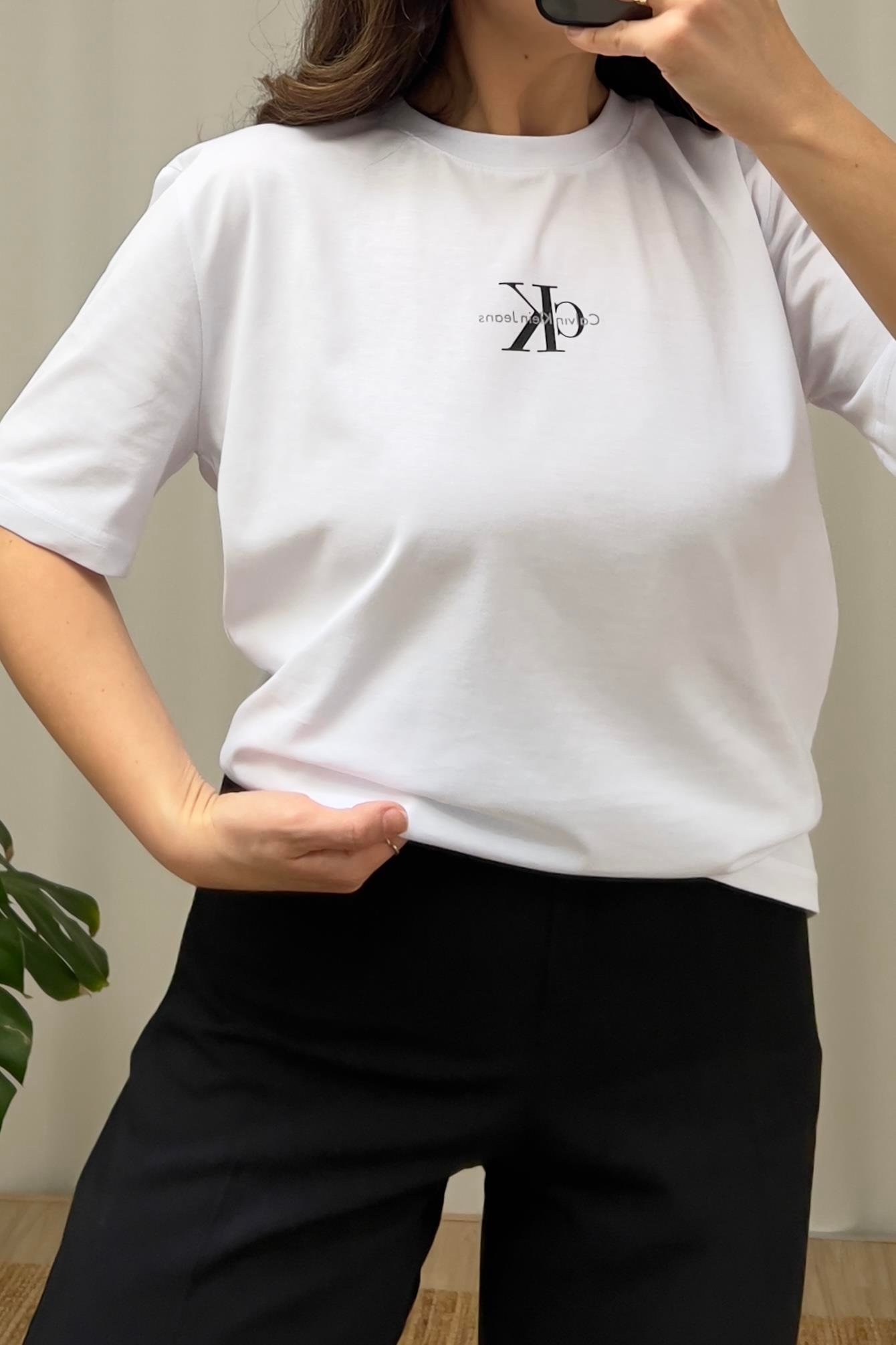 Beyaz Logolu Tshirt uygun fiyatlarda www.butikhola.com adresinde