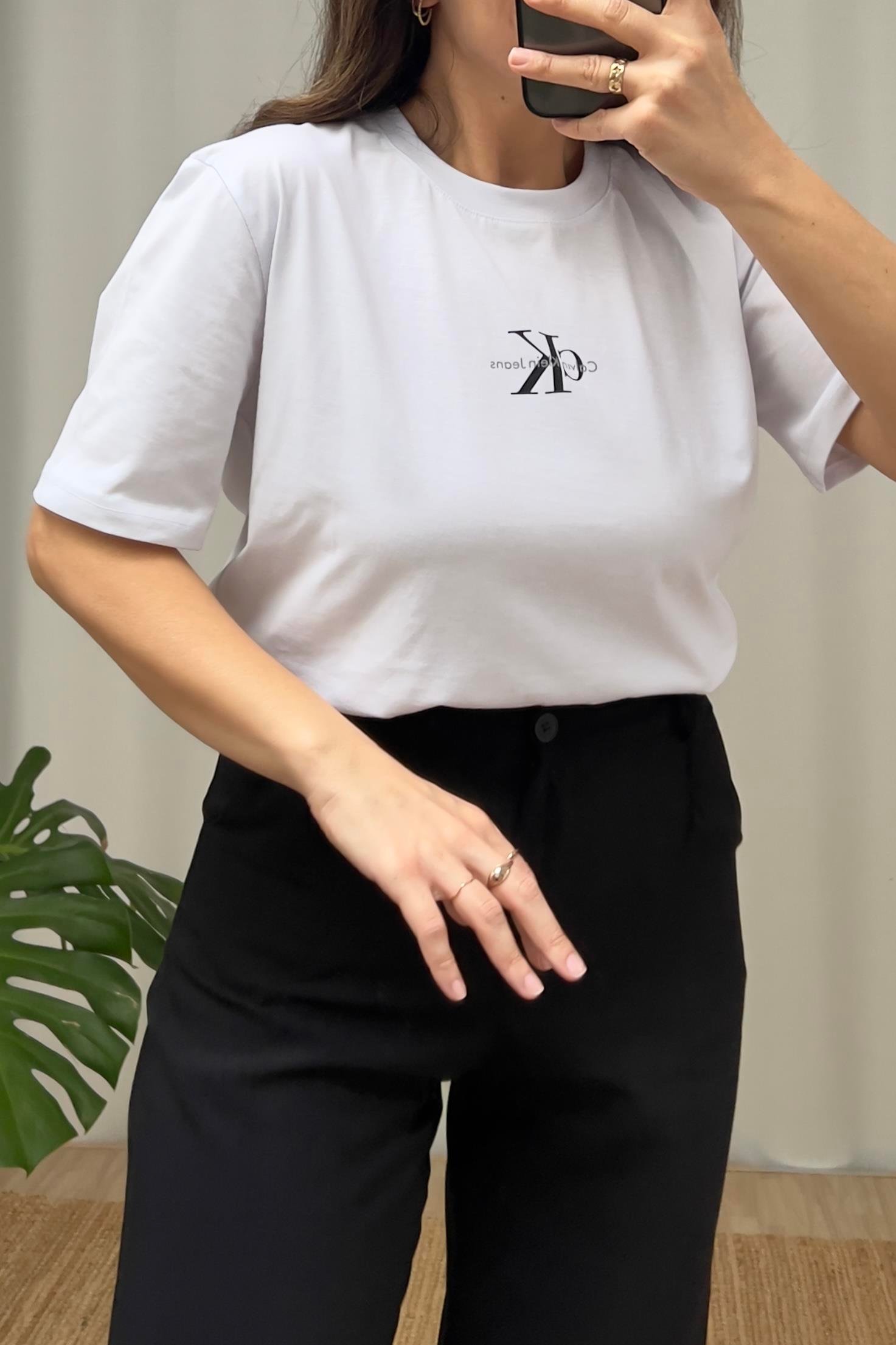 Beyaz Logolu Tshirt uygun fiyatlarda www.butikhola.com adresinde