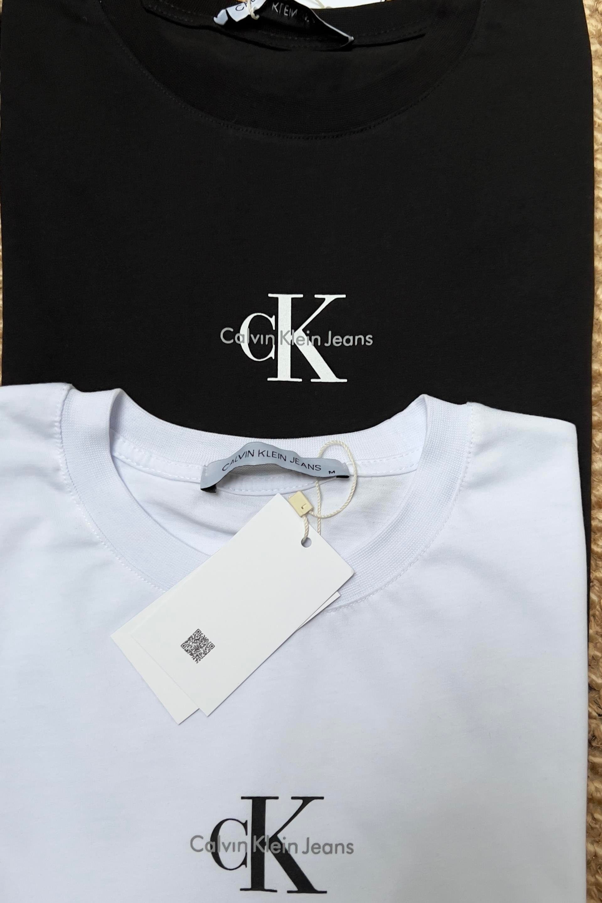 Beyaz Logolu Tshirt uygun fiyatlarda www.butikhola.com adresinde