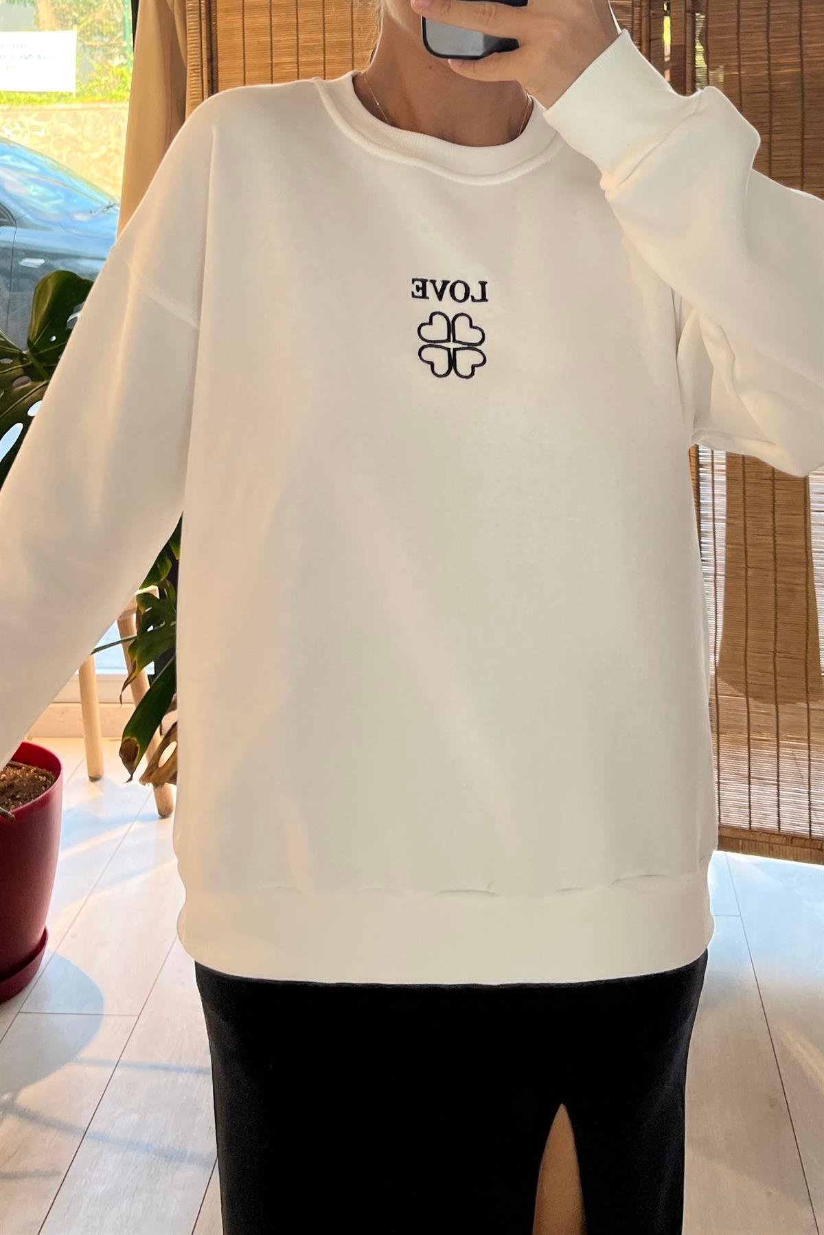 Beyaz Love Nakışlı Sweatshirt uygun fiyatlarda www.butikhola.com adresinde