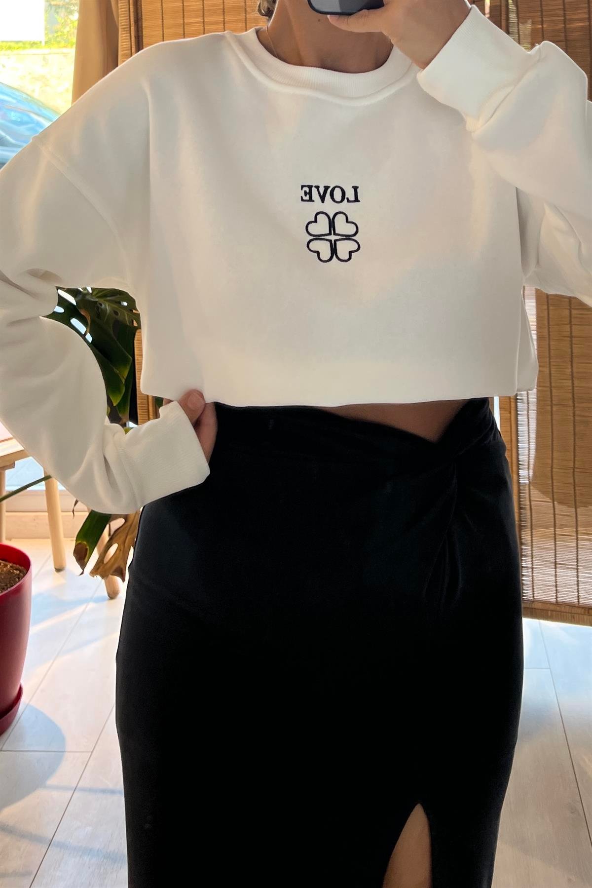 Beyaz Love Nakışlı Sweatshirt uygun fiyatlarda www.butikhola.com adresinde