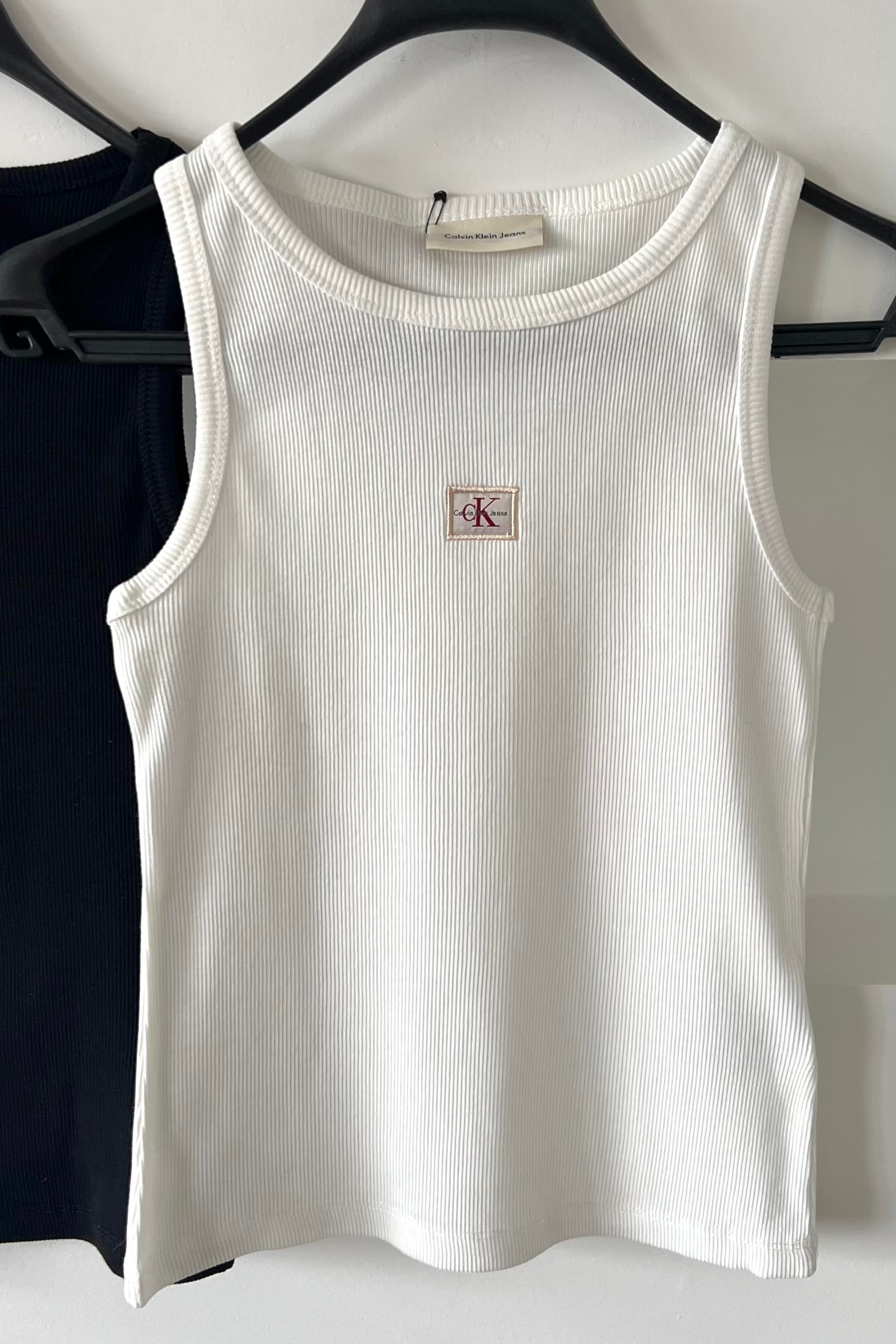 Beyaz Mini Arma Logolu Kolsuz Tshirt uygun fiyatlarda www.butikhola.com adresinde