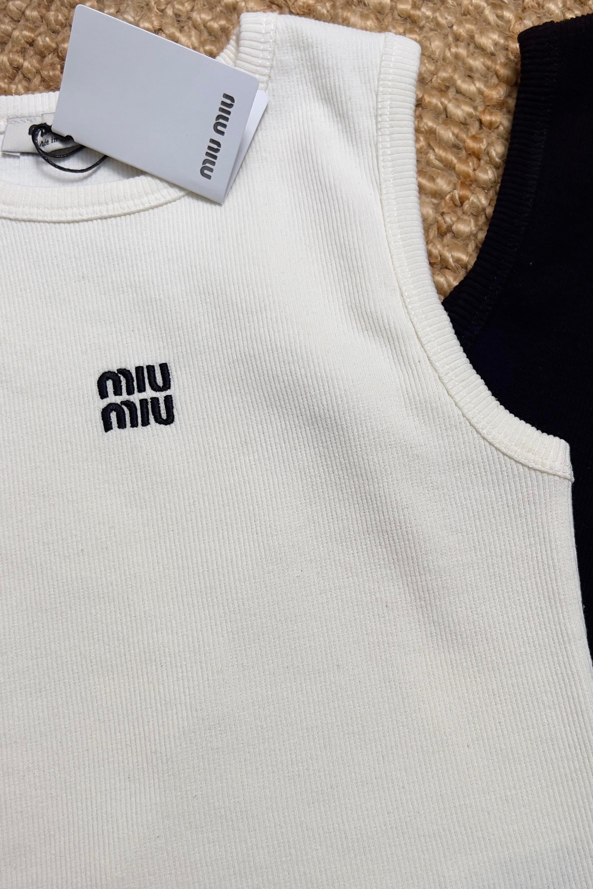 Beyaz Miu Logolu Kolsuz Tshirt uygun fiyatlarda www.butikhola.com adresinde