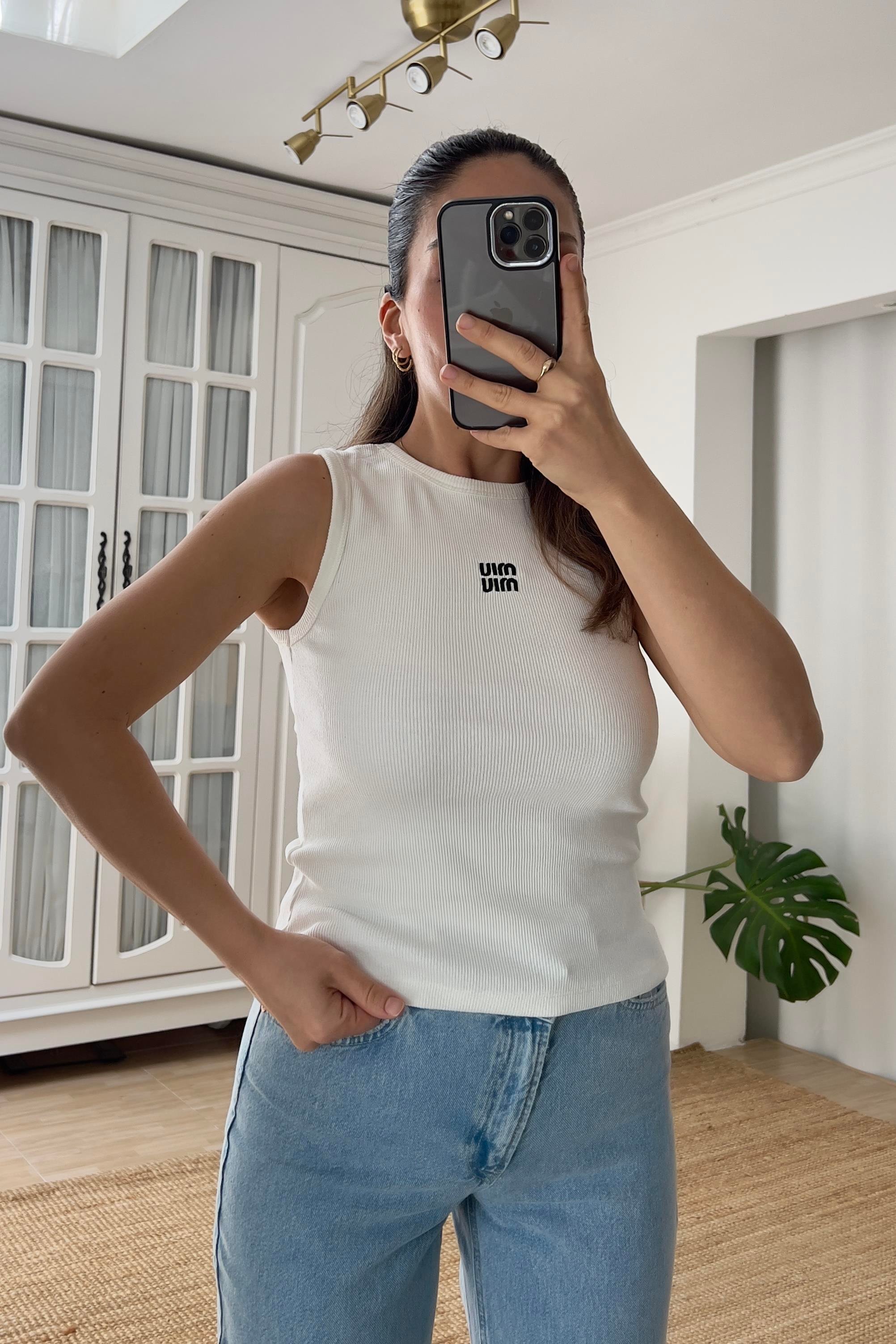 Beyaz Miu Logolu Kolsuz Tshirt uygun fiyatlarda www.butikhola.com adresinde