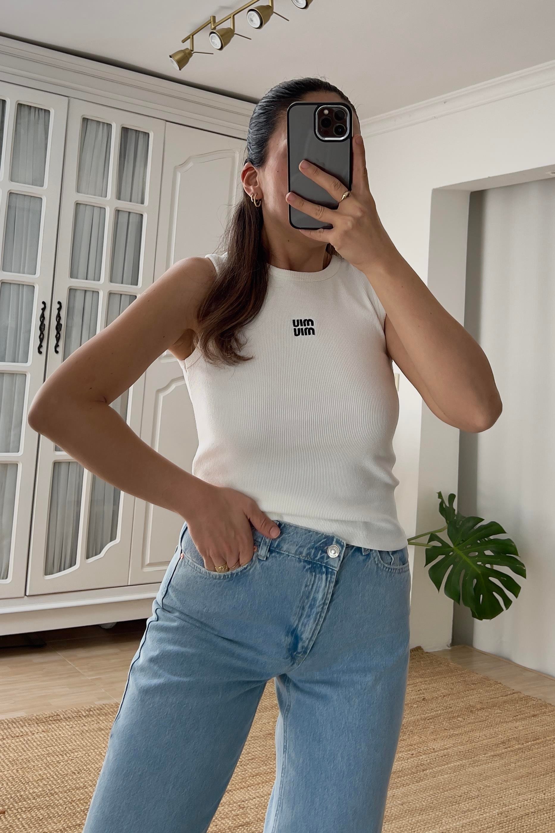 Beyaz Miu Logolu Kolsuz Tshirt uygun fiyatlarda www.butikhola.com adresinde