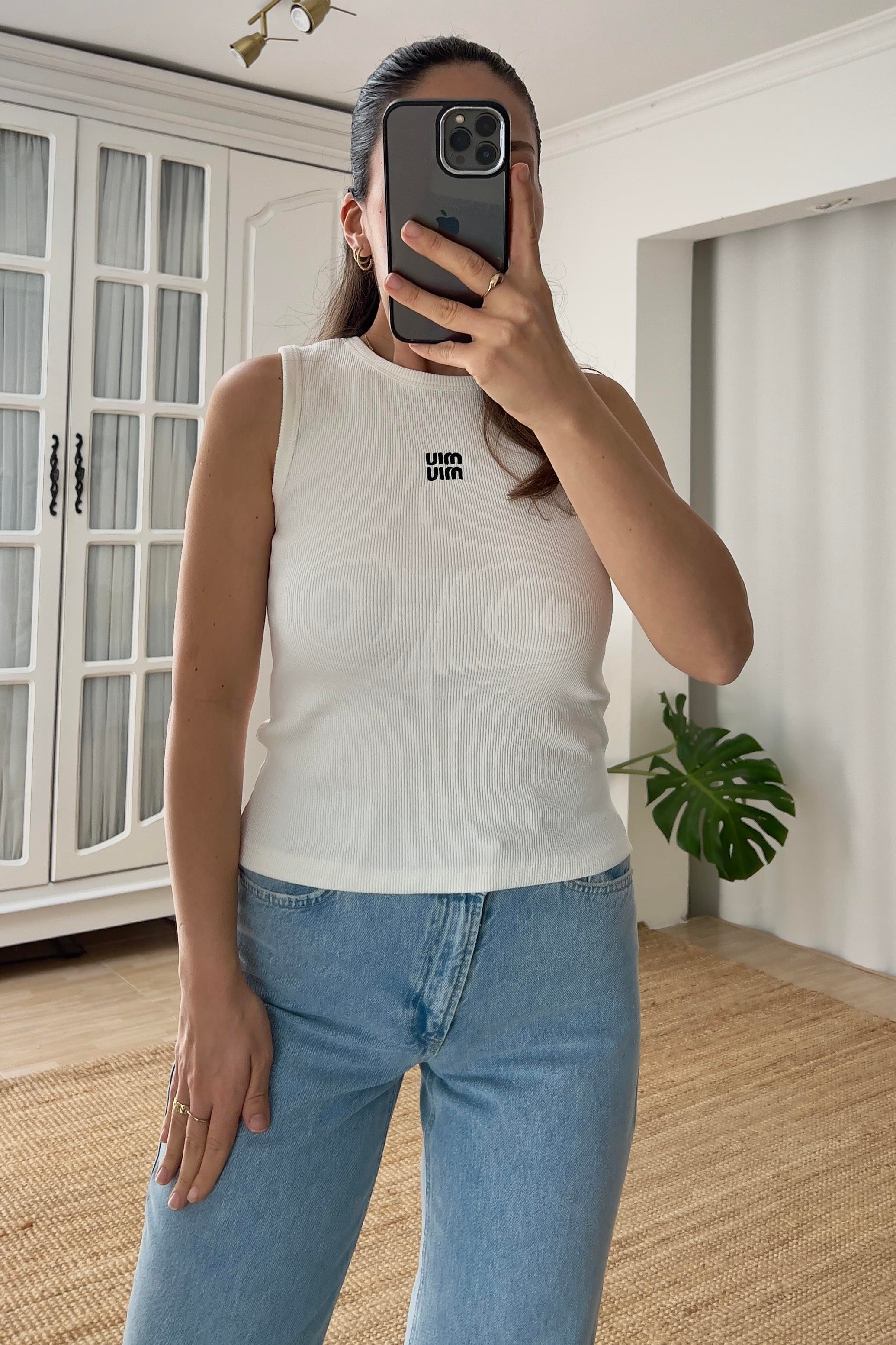 Beyaz Miu Logolu Kolsuz Tshirt uygun fiyatlarda www.butikhola.com adresinde