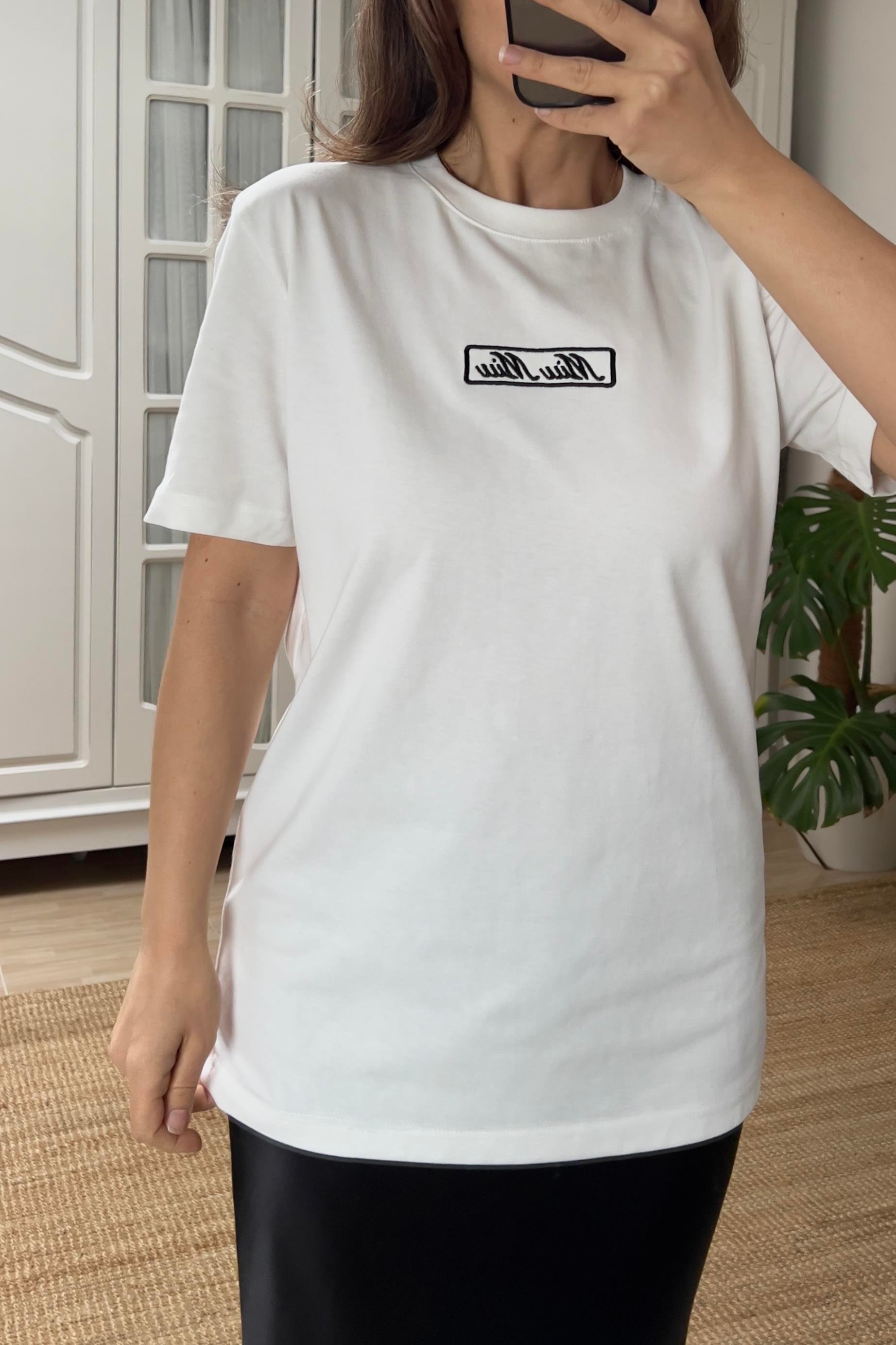 Beyaz Miu Nakış Logolu Tshirt uygun fiyatlarda www.butikhola.com adresinde