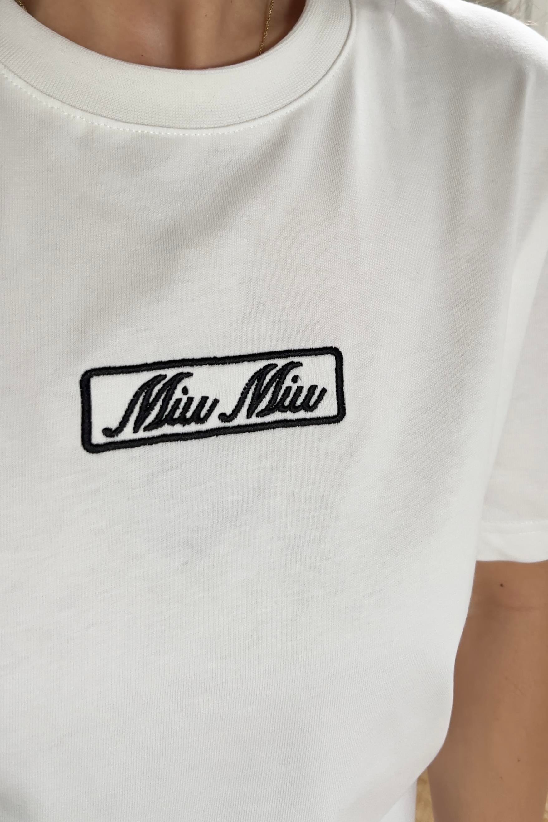 Beyaz Miu Nakış Logolu Tshirt uygun fiyatlarda www.butikhola.com adresinde
