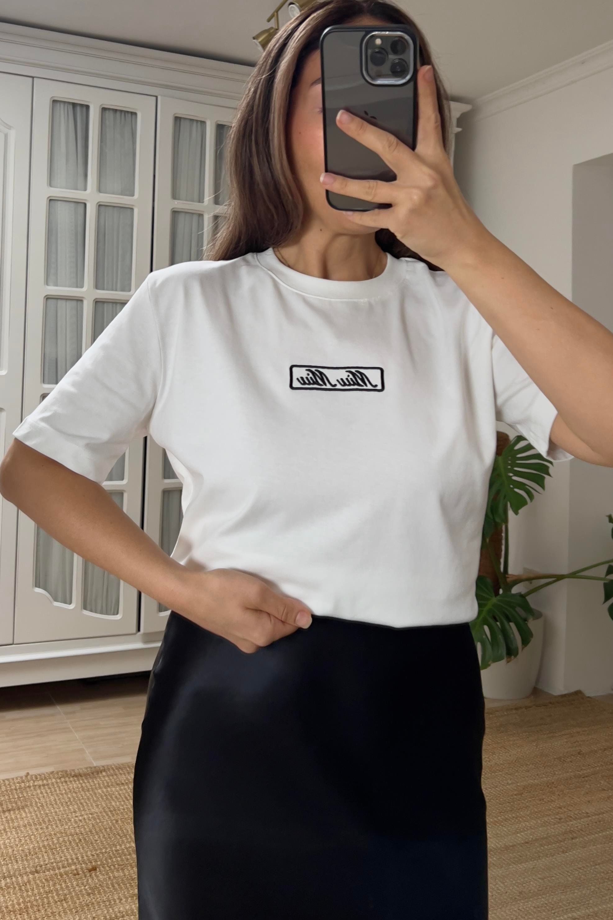 Beyaz Miu Nakış Logolu Tshirt uygun fiyatlarda www.butikhola.com adresinde