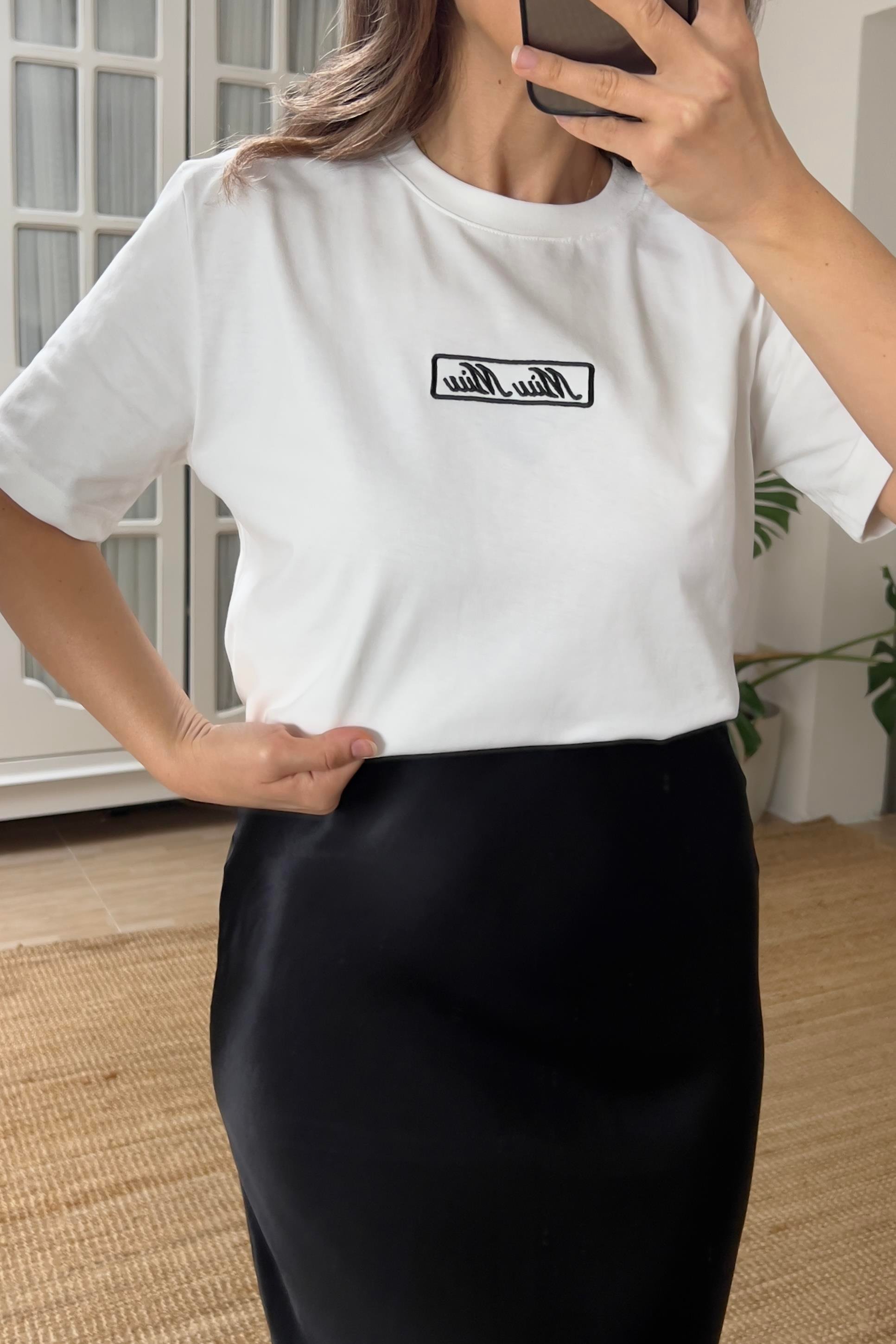 Beyaz Miu Nakış Logolu Tshirt uygun fiyatlarda www.butikhola.com adresinde