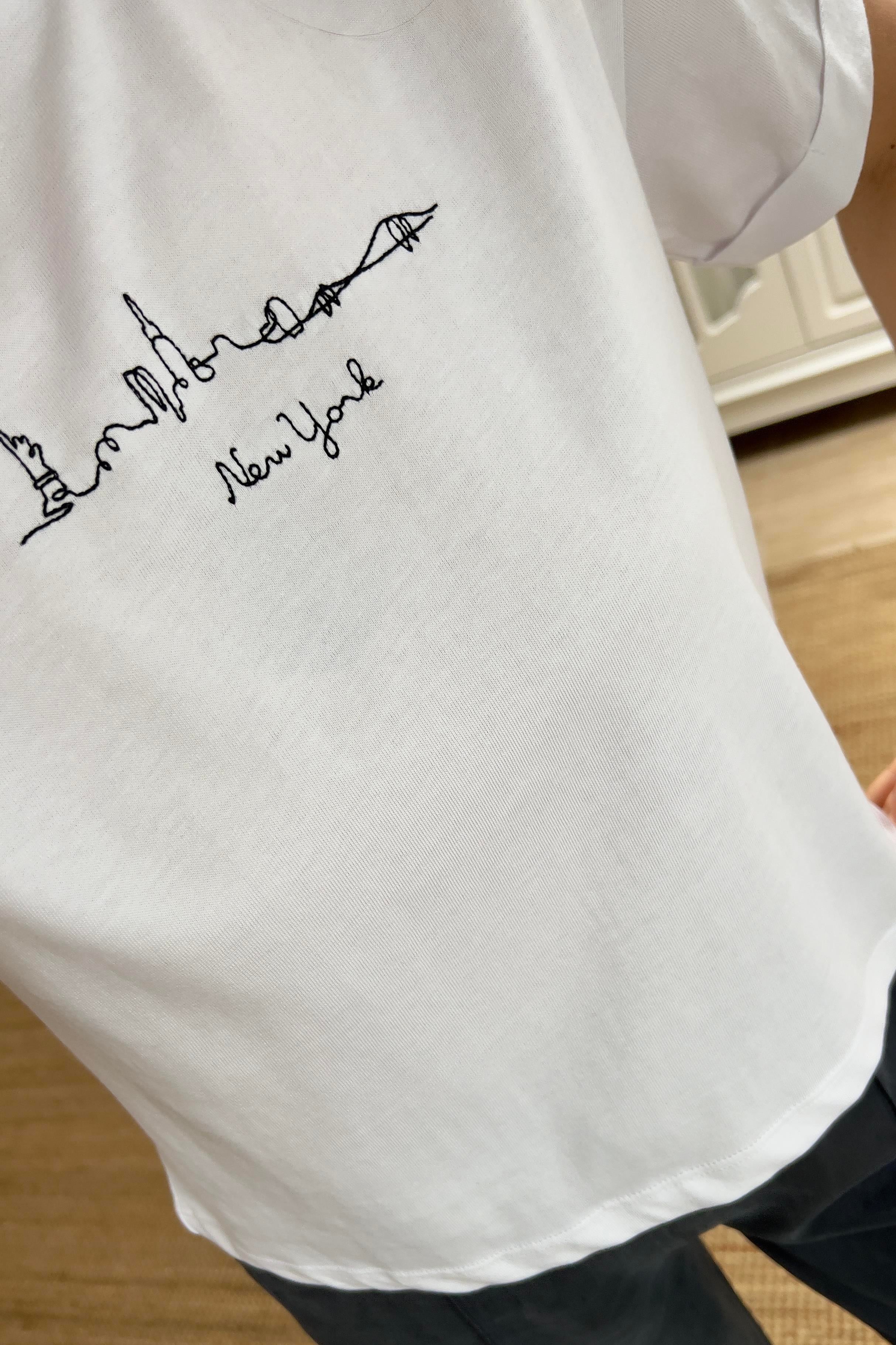 Beyaz New York Siluet Nakışlı Tshirt uygun fiyatlarda www.butikhola.com adresinde