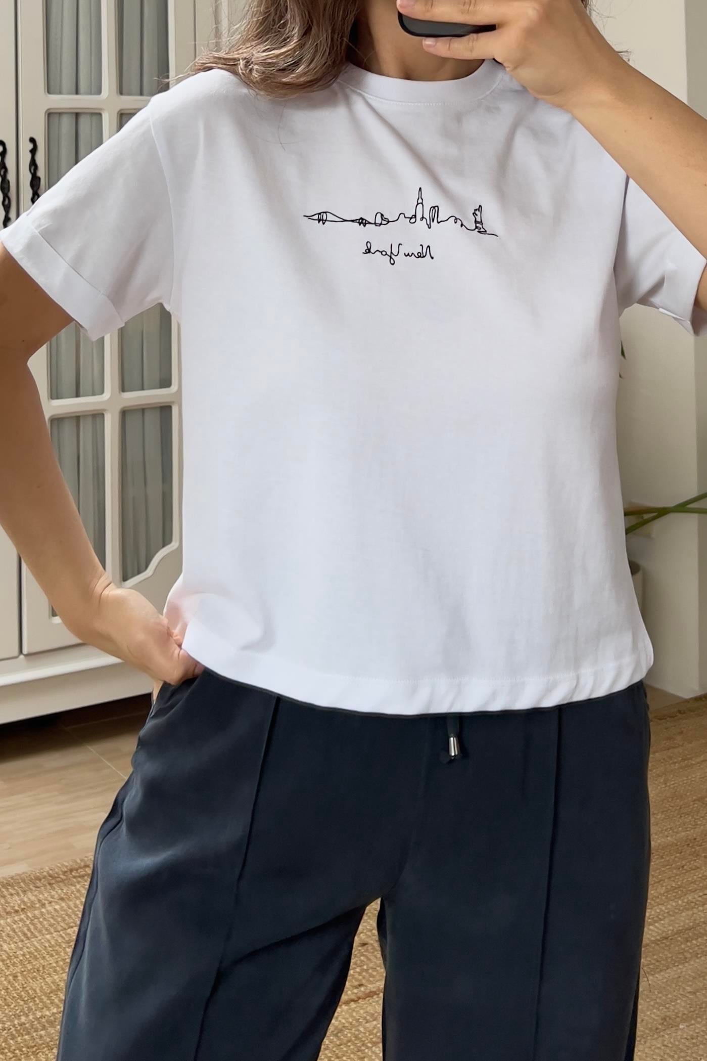 Beyaz New York Siluet Nakışlı Tshirt uygun fiyatlarda www.butikhola.com adresinde