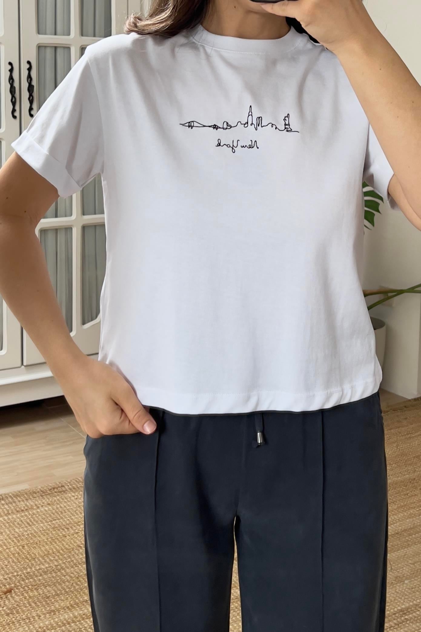Beyaz New York Siluet Nakışlı Tshirt uygun fiyatlarda www.butikhola.com adresinde