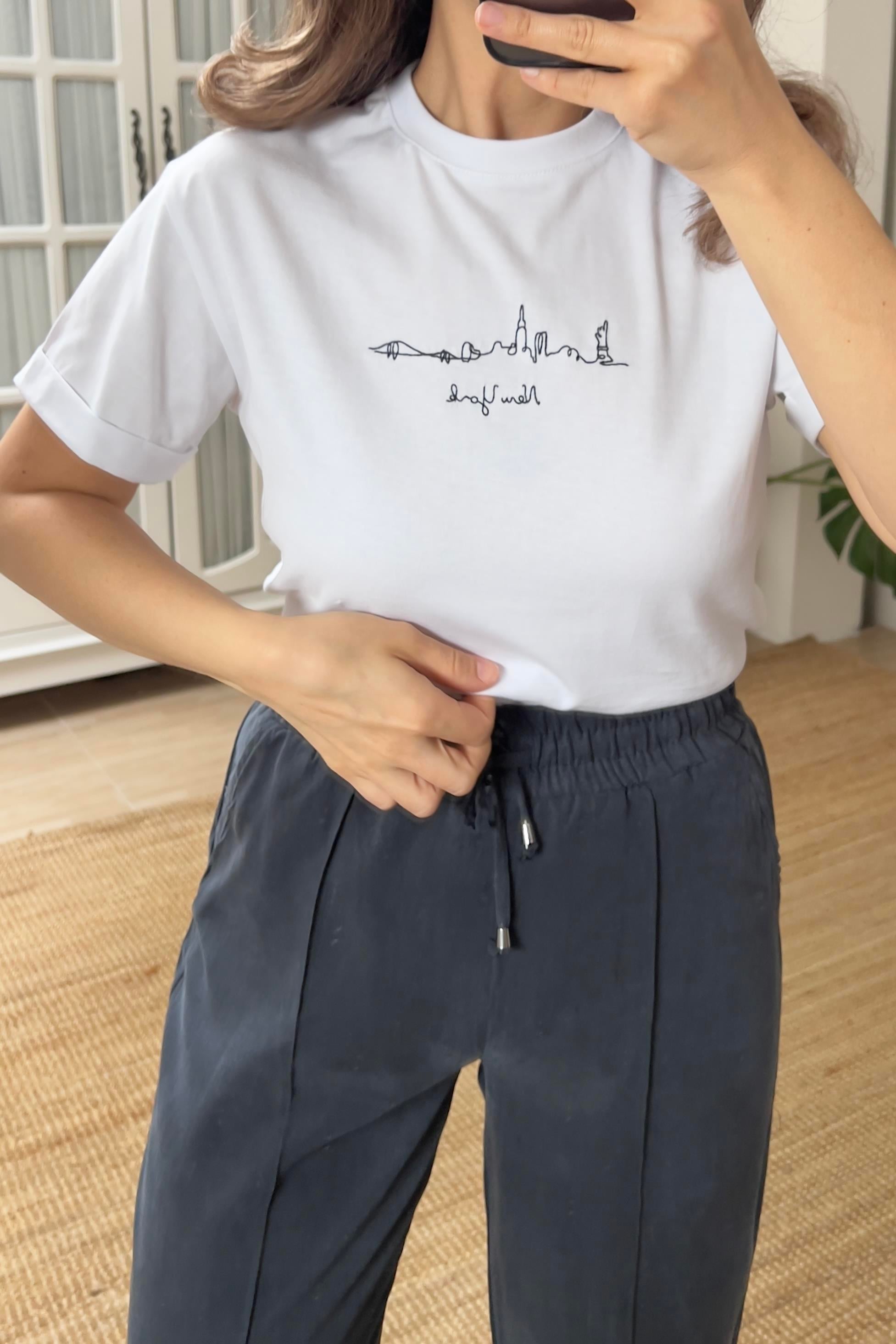 Beyaz New York Siluet Nakışlı Tshirt uygun fiyatlarda www.butikhola.com adresinde
