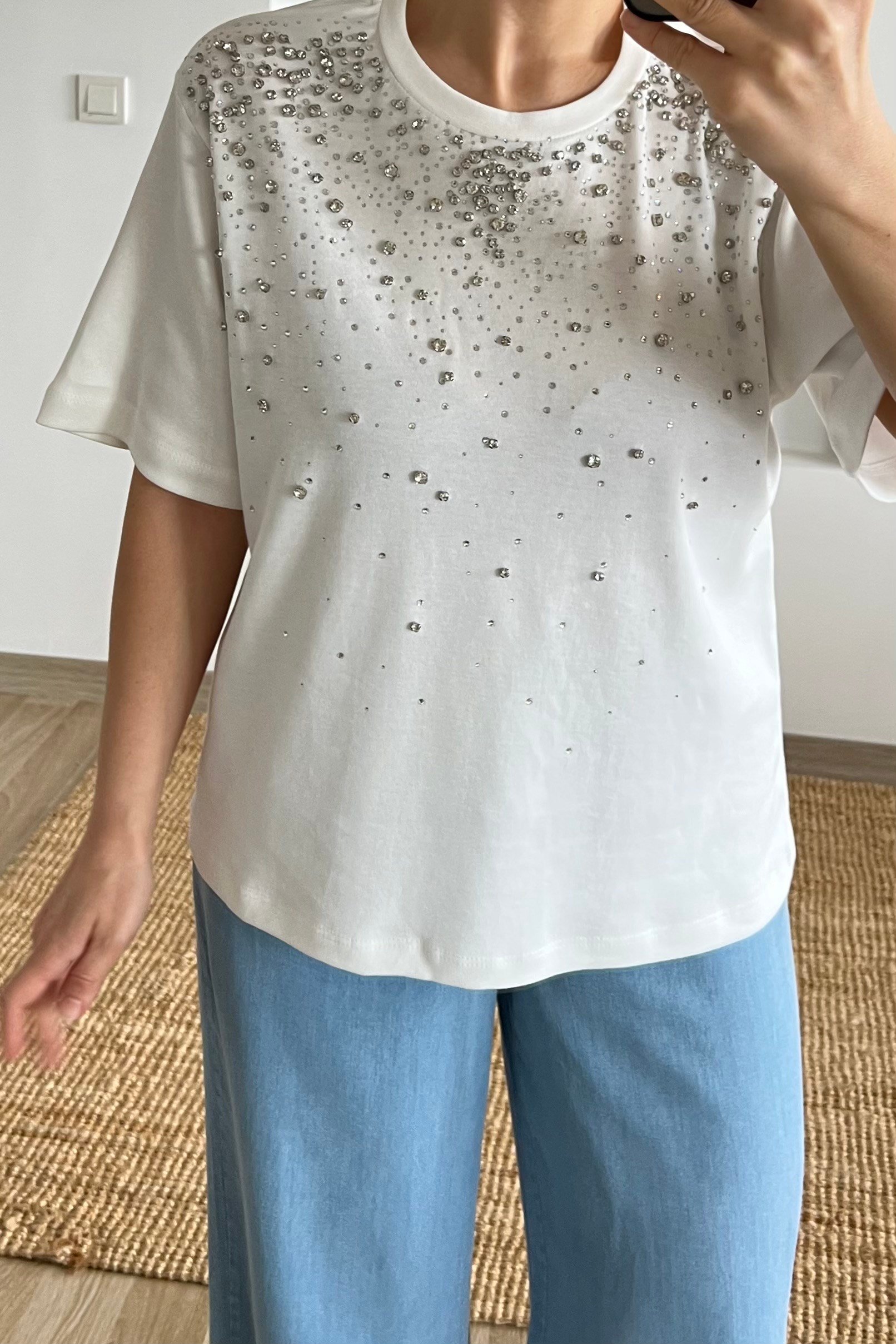 Beyaz Önü Taşlı Çakımlı Tshirt uygun fiyatlarda www.butikhola.com adresinde