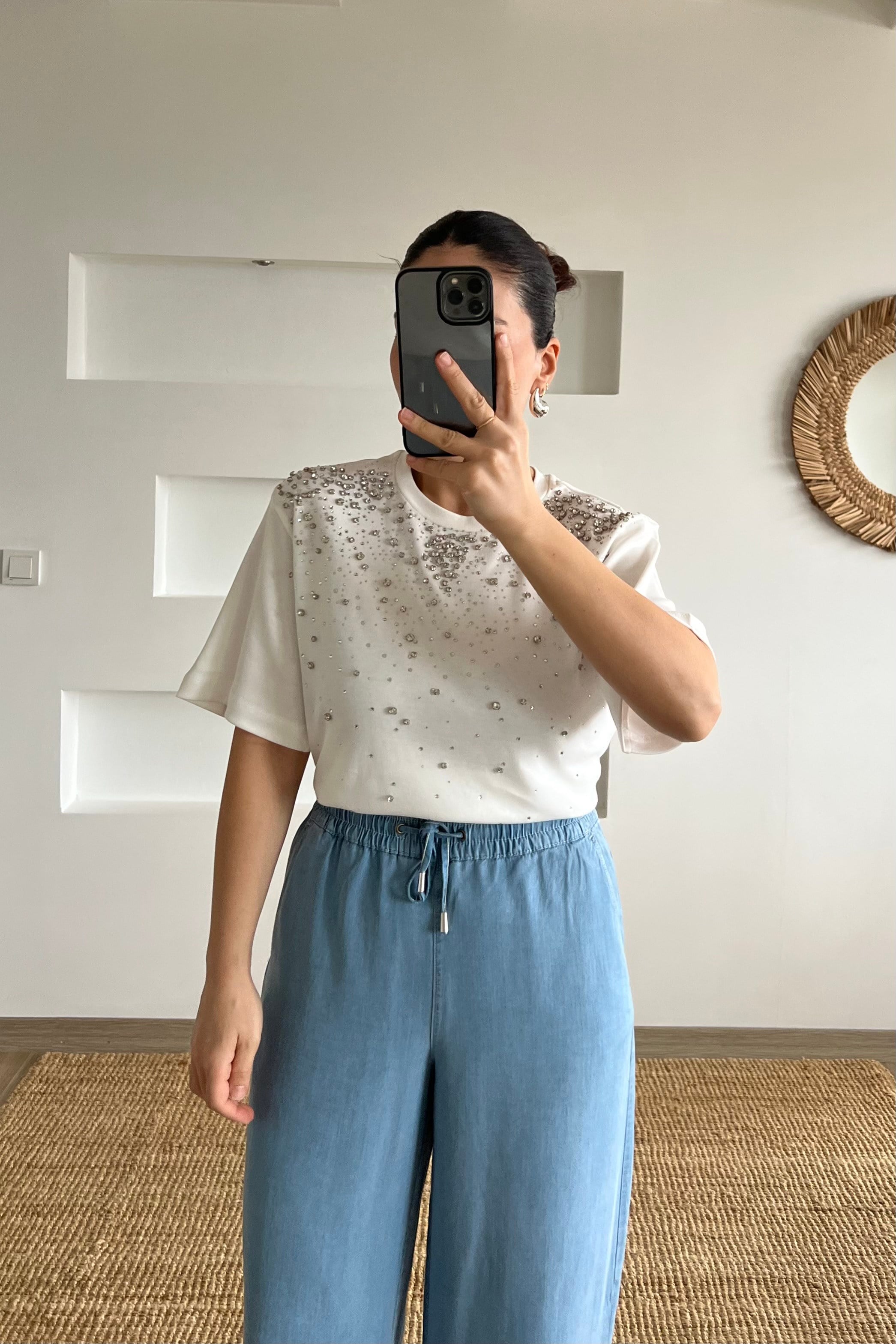 Beyaz Önü Taşlı Çakımlı Tshirt uygun fiyatlarda www.butikhola.com adresinde