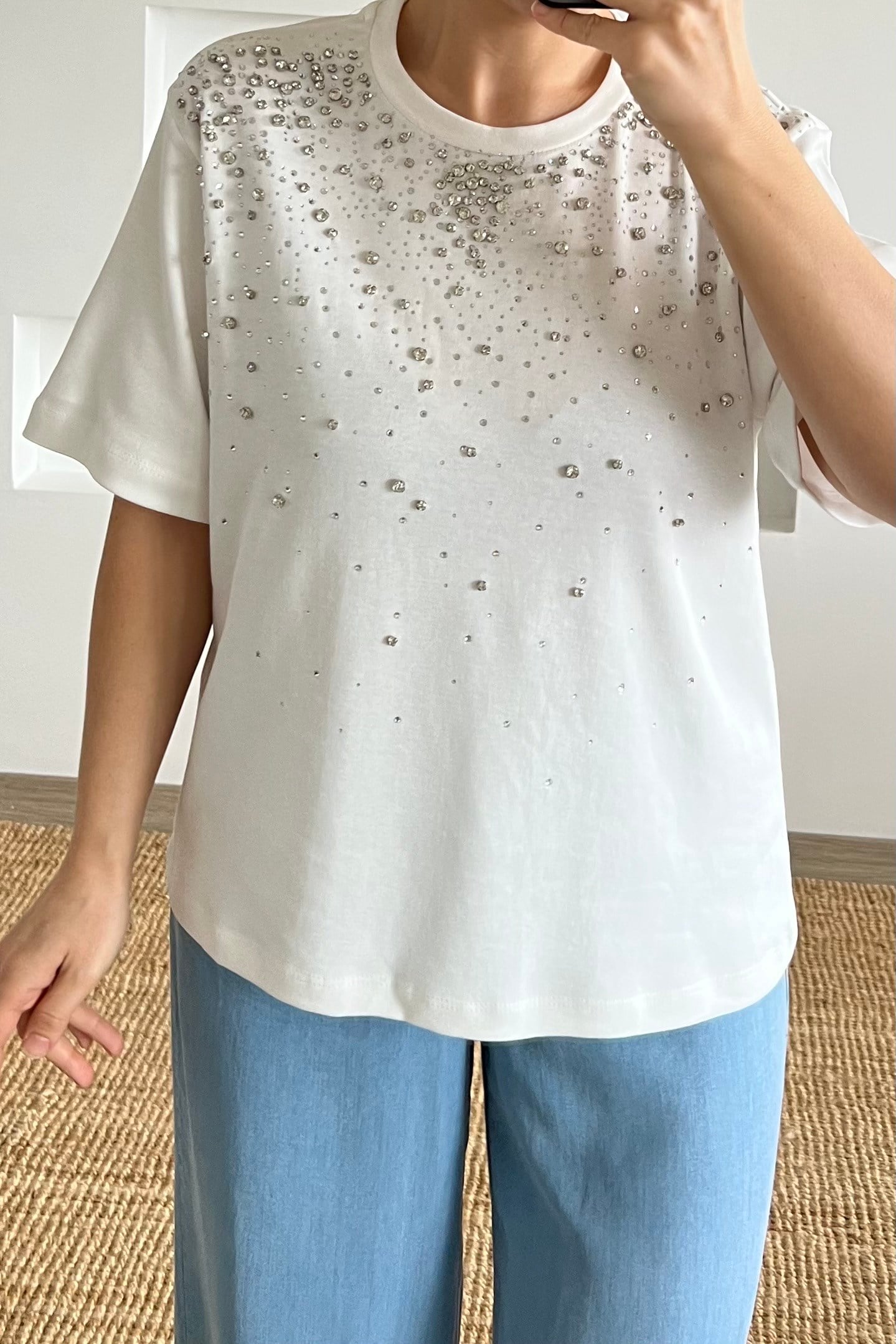 Beyaz Önü Taşlı Çakımlı Tshirt uygun fiyatlarda www.butikhola.com adresinde