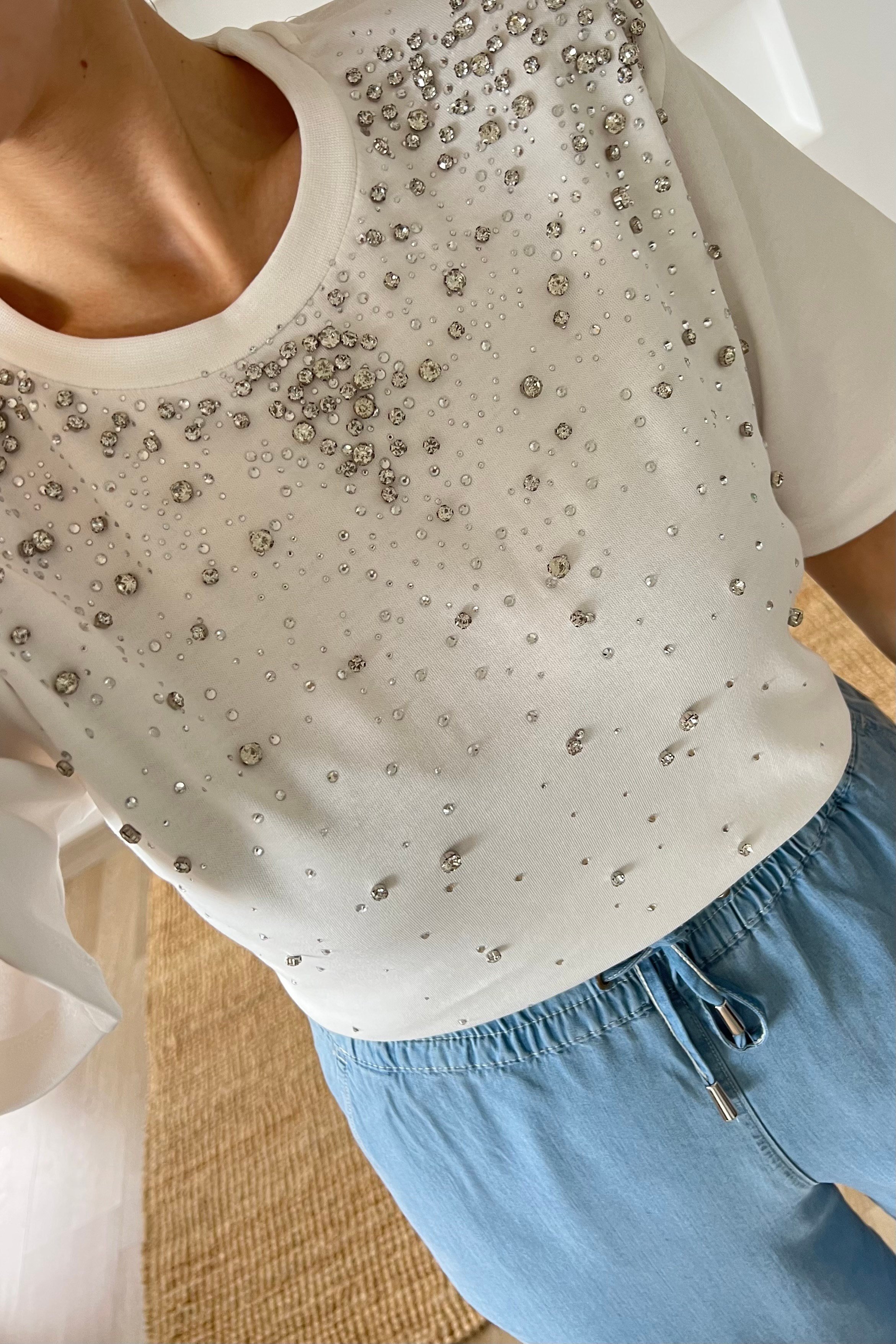 Beyaz Önü Taşlı Çakımlı Tshirt uygun fiyatlarda www.butikhola.com adresinde