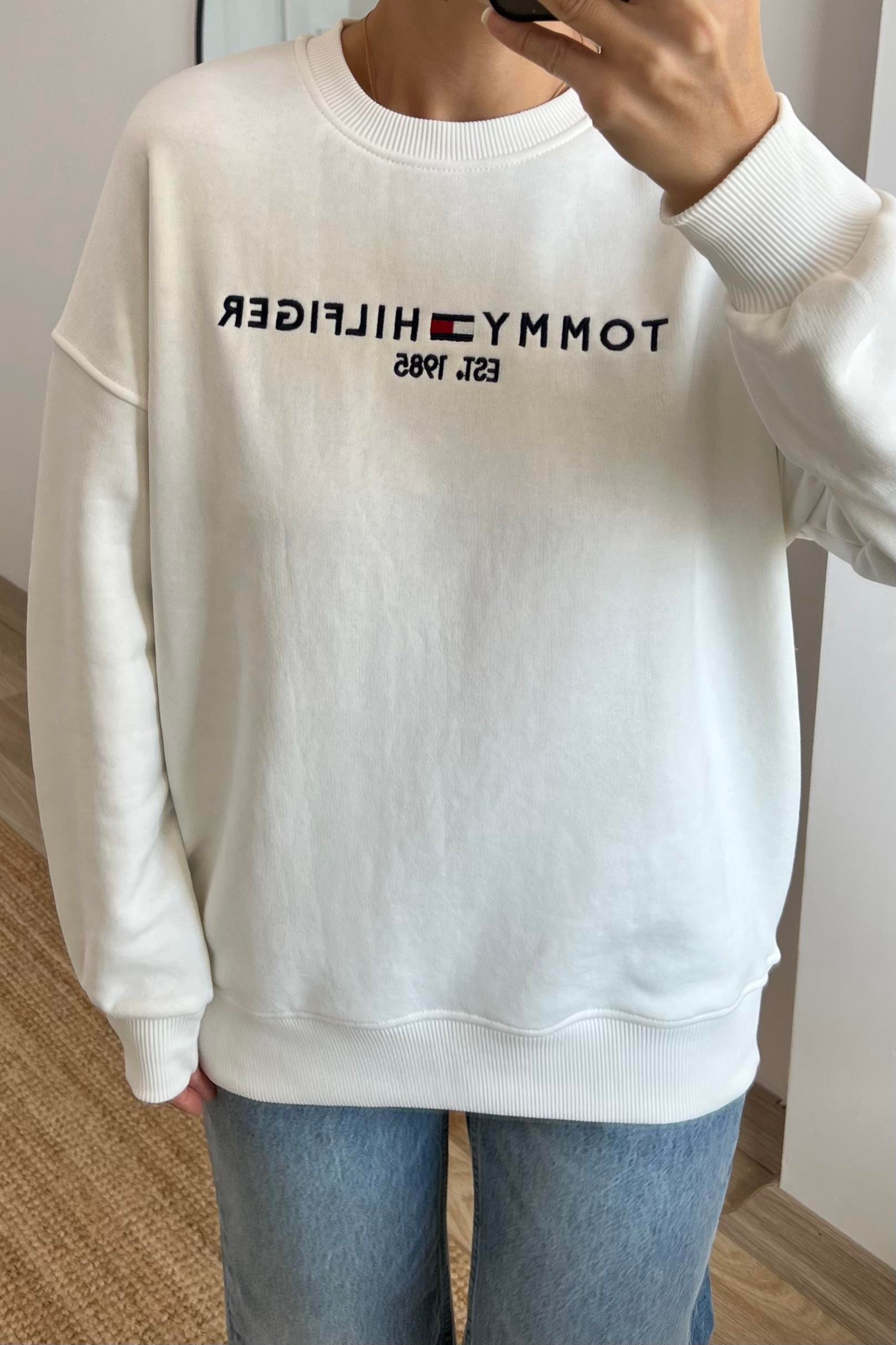 Beyaz Oversize Logo Nakışlı Sweatshirt uygun fiyatlarda www.butikhola.com adresinde
