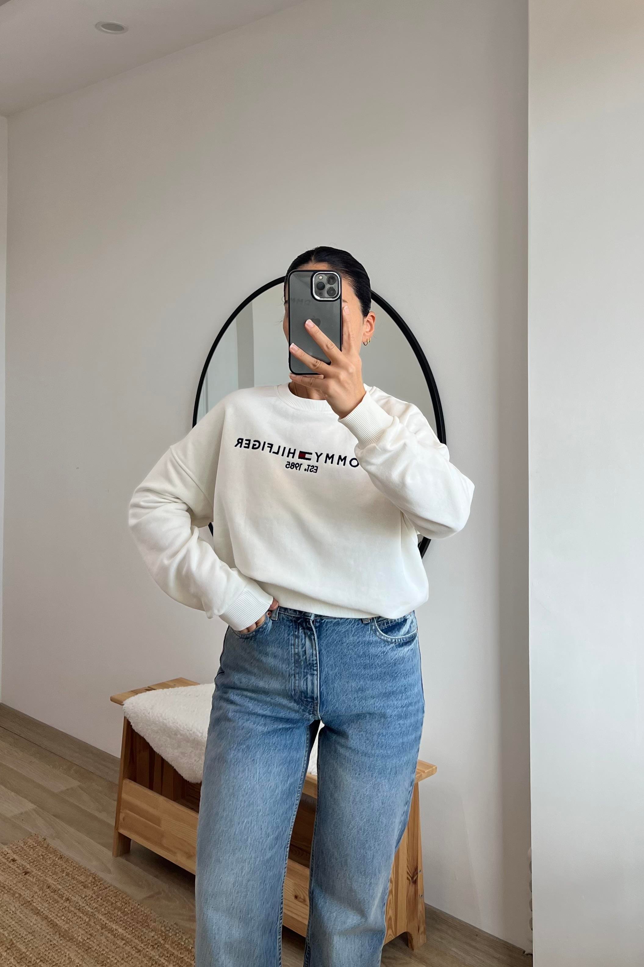 Beyaz Oversize Logo Nakışlı Sweatshirt uygun fiyatlarda www.butikhola.com adresinde