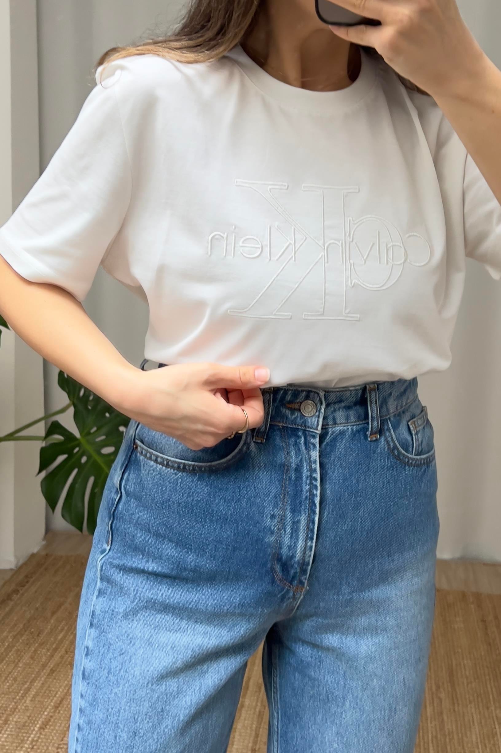 Beyaz Oversize Logolu Nakışlı Tshirt uygun fiyatlarda www.butikhola.com adresinde