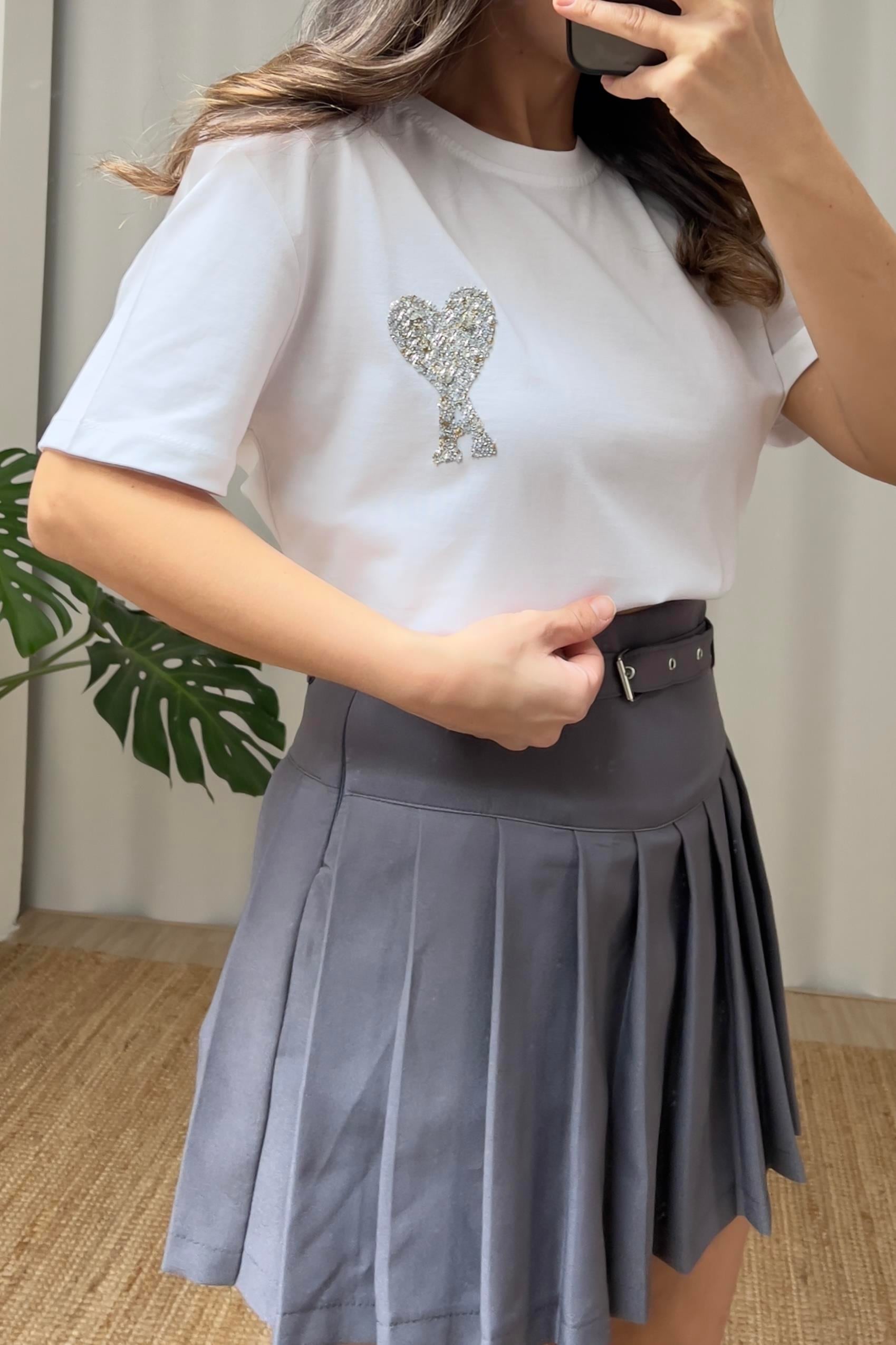 Beyaz Taşlı Harf Detaylı Tshirt uygun fiyatlarda www.butikhola.com adresinde