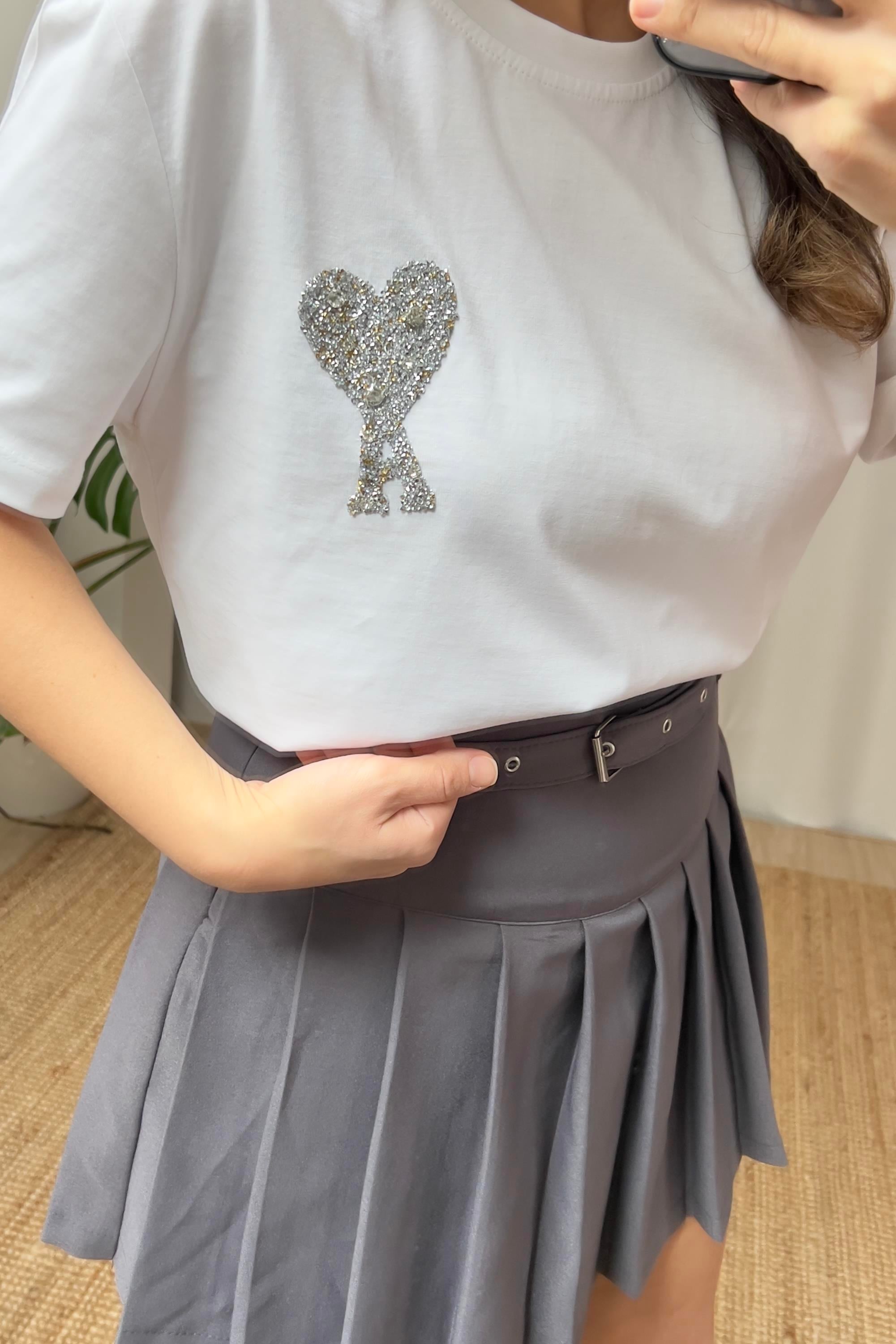Beyaz Taşlı Harf Detaylı Tshirt uygun fiyatlarda www.butikhola.com adresinde