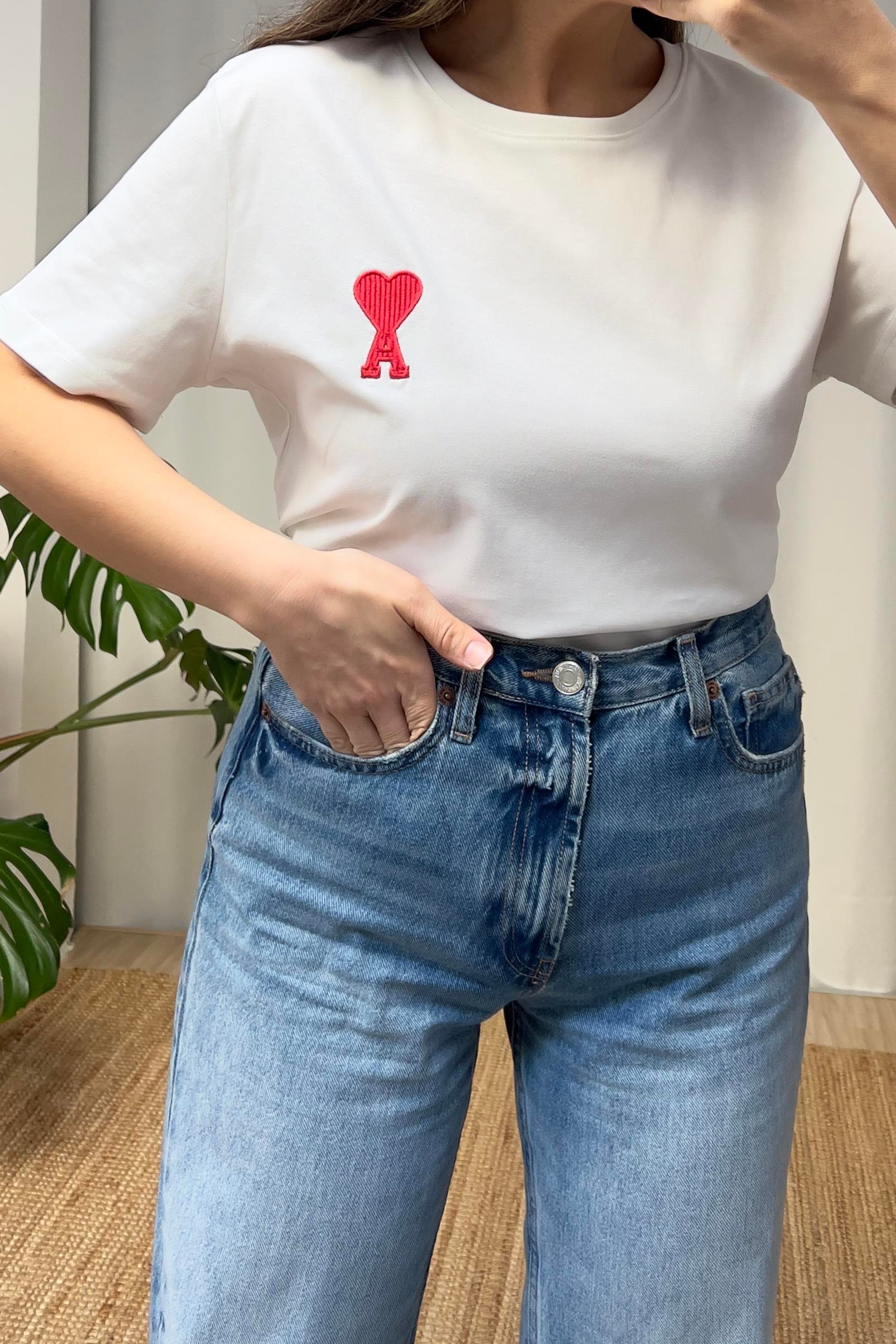 Beyaz Tok Dokulu Harf Nakışlı Tshirt uygun fiyatlarda www.butikhola.com adresinde