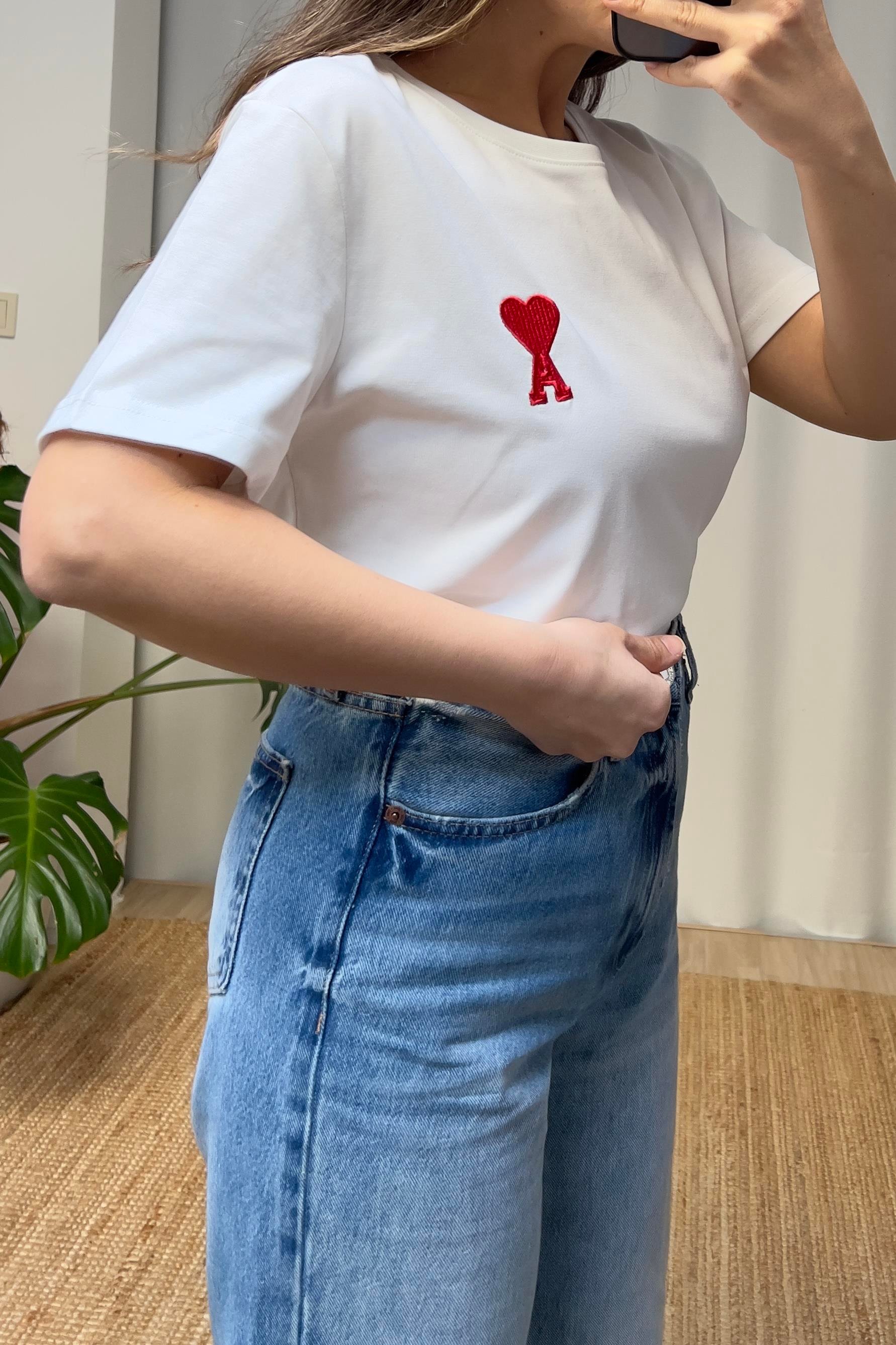 Beyaz Tok Dokulu Harf Nakışlı Tshirt uygun fiyatlarda www.butikhola.com adresinde