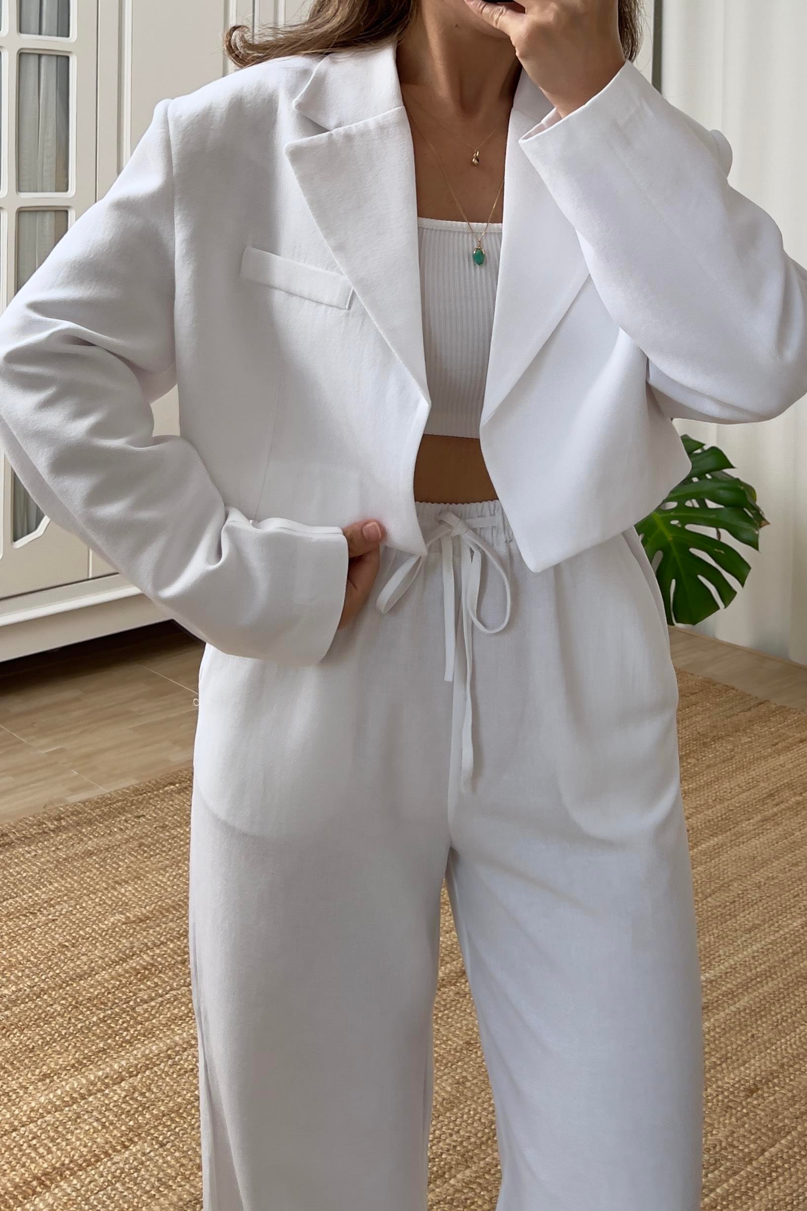 Beyaz Vatkalı Crop Keten Ceket uygun fiyatlarda www.butikhola.com adresinde