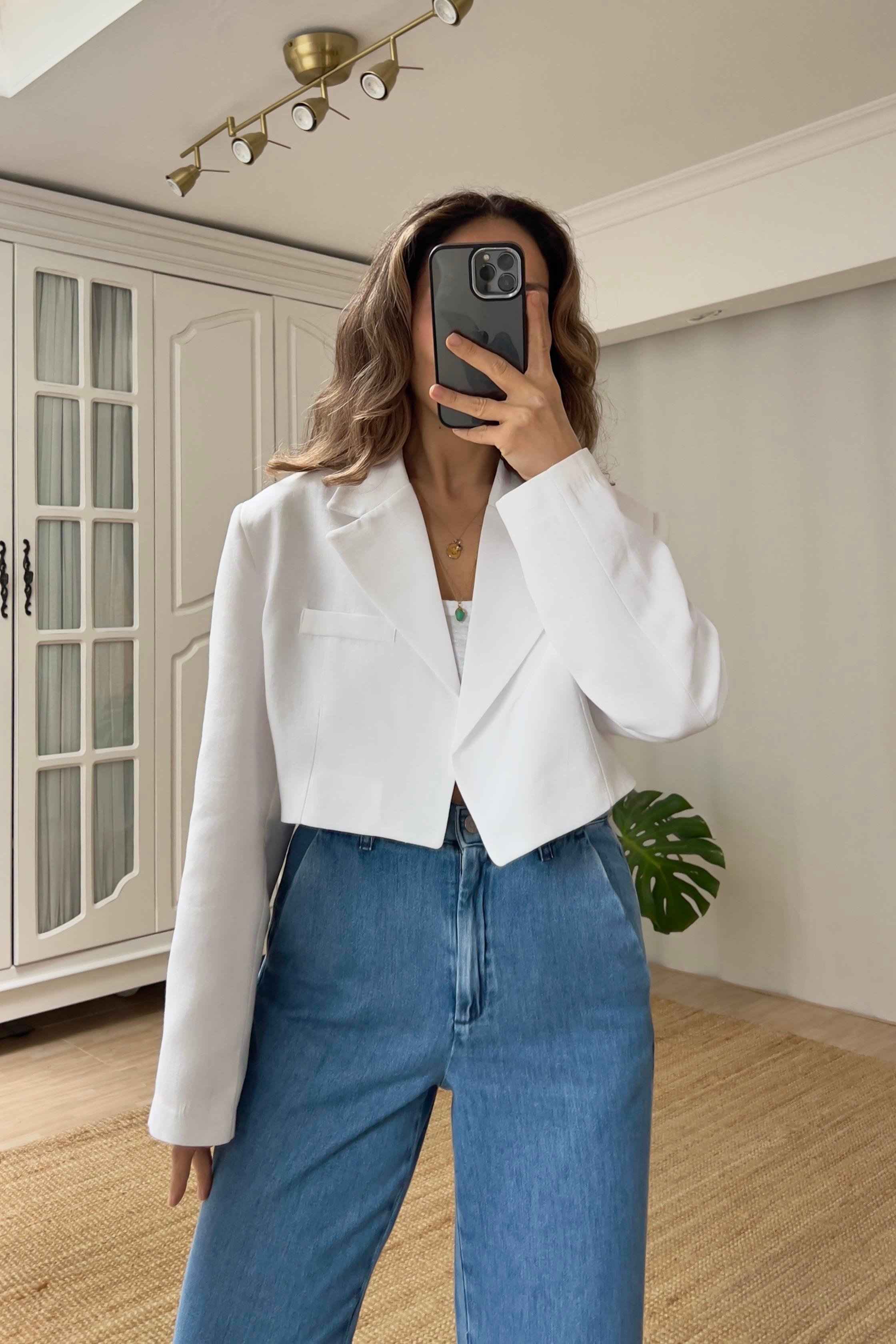 Beyaz Vatkalı Crop Keten Ceket uygun fiyatlarda www.butikhola.com adresinde