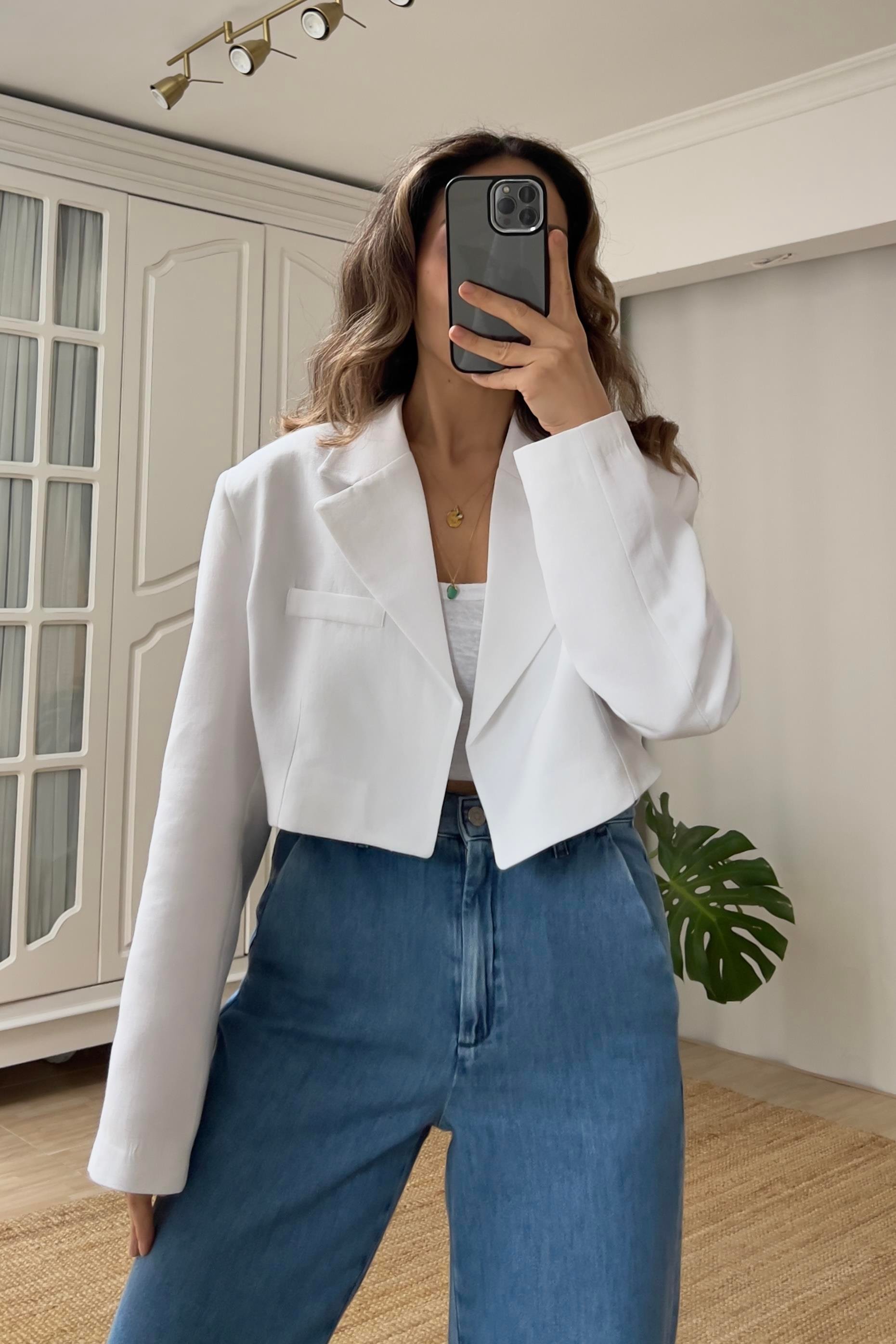 Beyaz Vatkalı Crop Keten Ceket uygun fiyatlarda www.butikhola.com adresinde