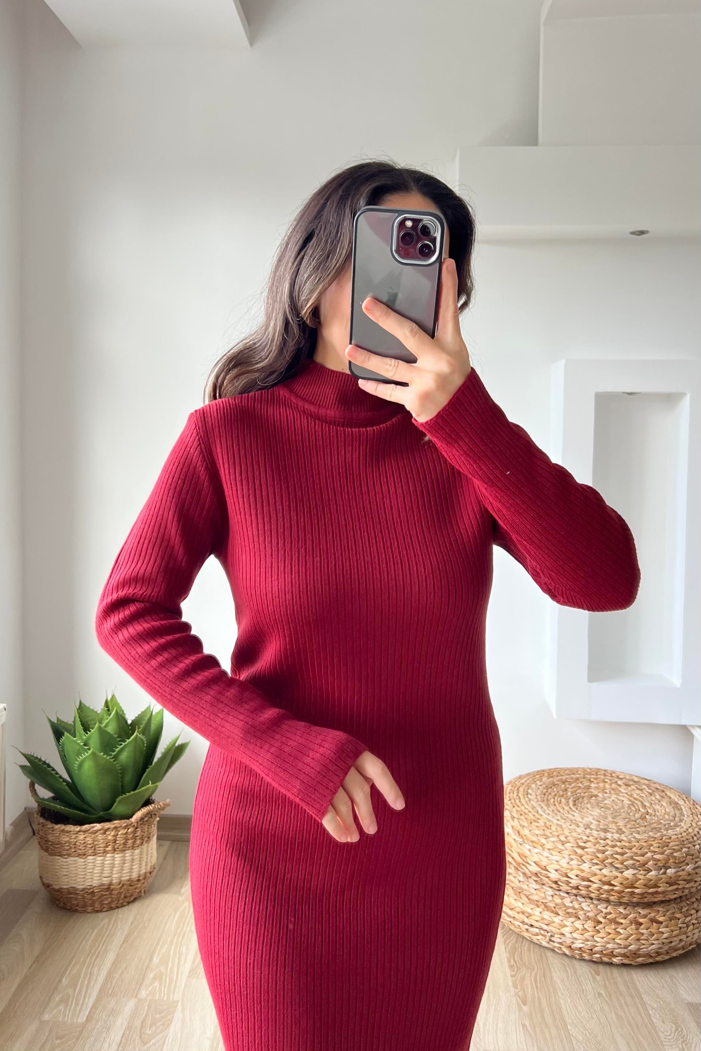 Bordo Dik Yaka Yırtmaç Detaylı Triko Elbise uygun fiyatlarda www.butikhola.com adresinde