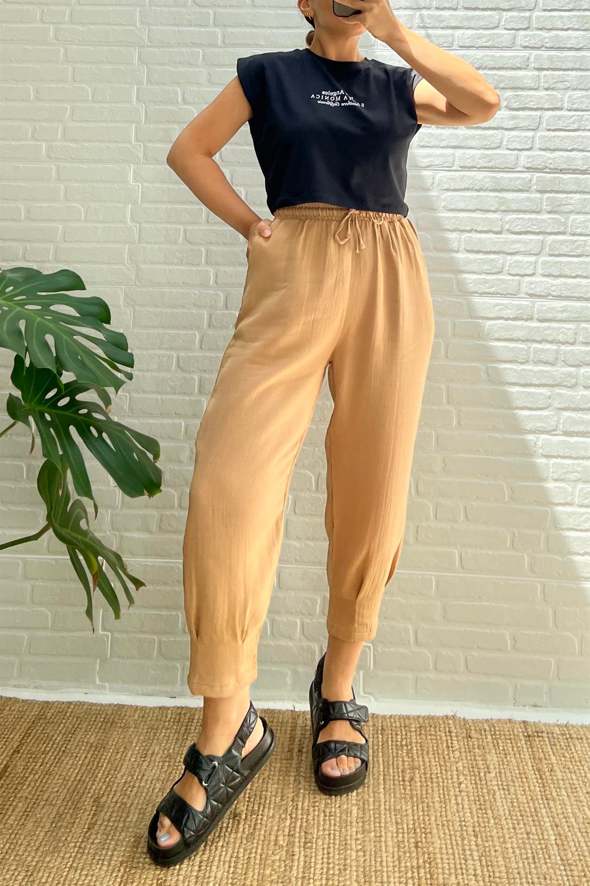 Camel Beli Lastikli Paçası Pileli Müslin Pantolon uygun fiyatlarda www.butikhola.com adresinde