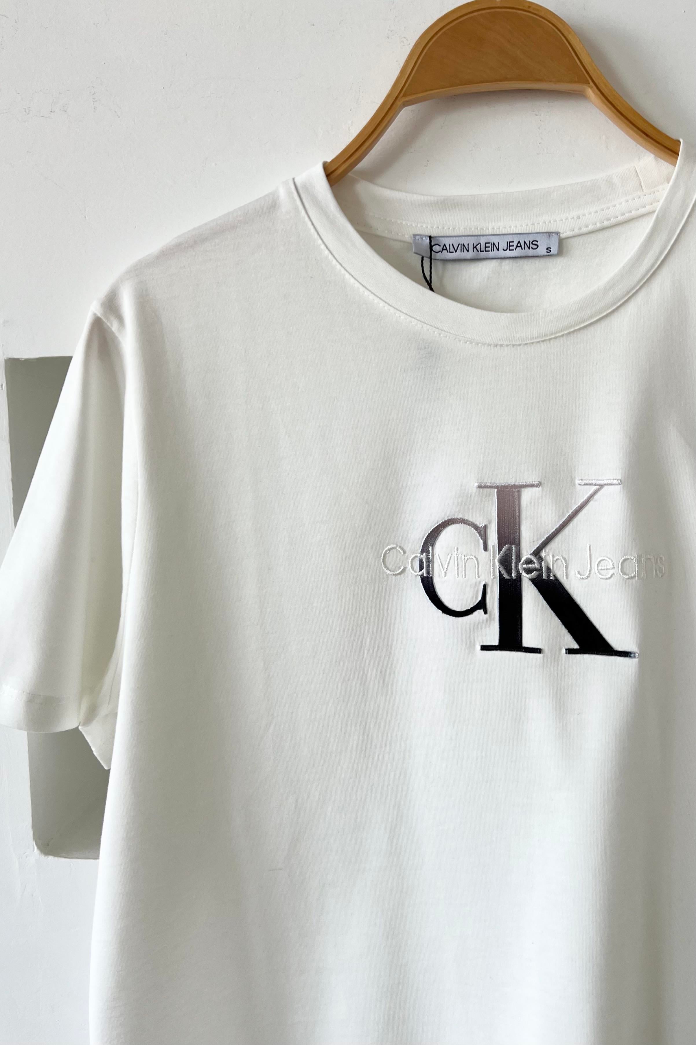 Ekru Batik Logo Nakışlı Tshirt uygun fiyatlarda www.butikhola.com adresinde