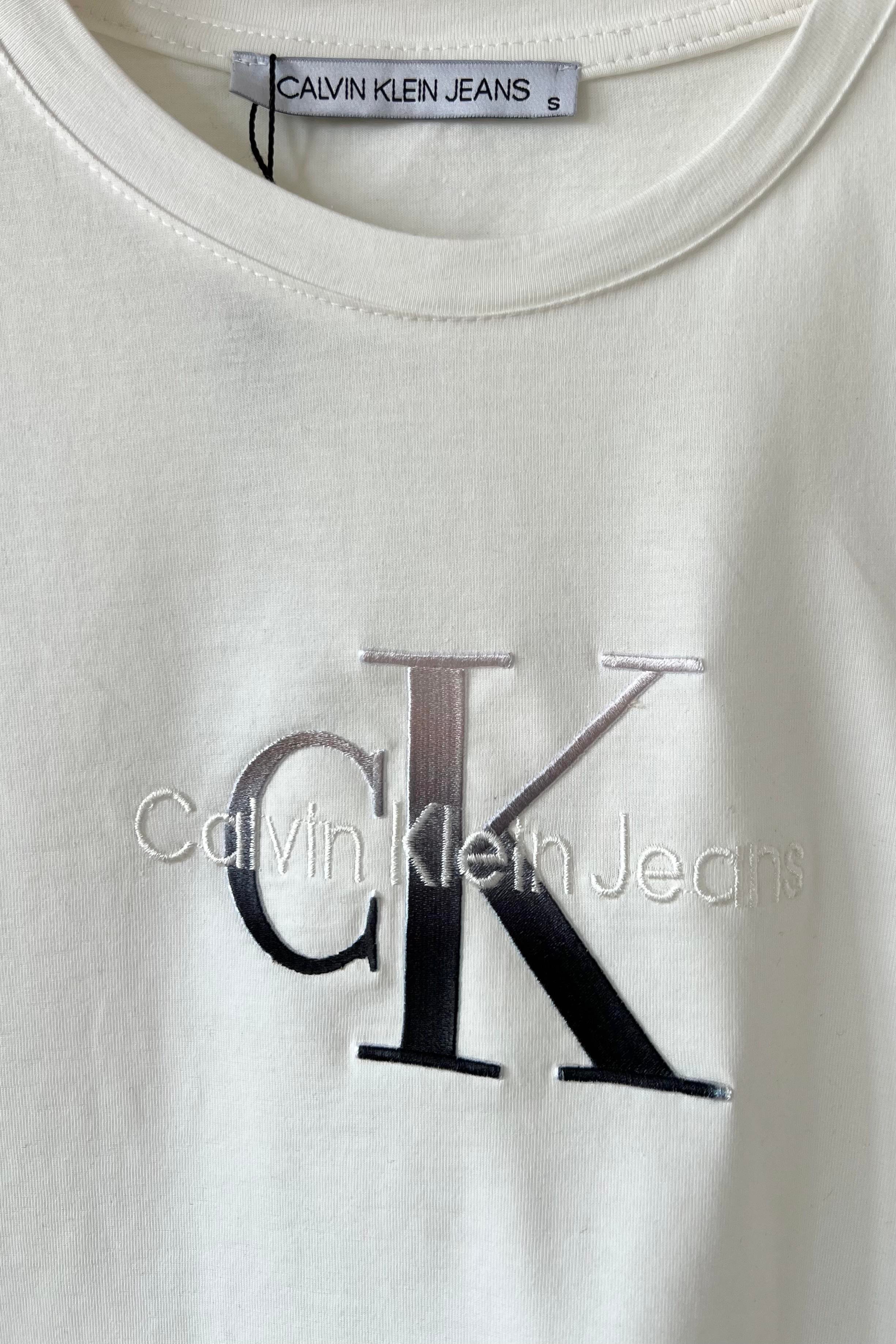 Ekru Batik Logo Nakışlı Tshirt uygun fiyatlarda www.butikhola.com adresinde