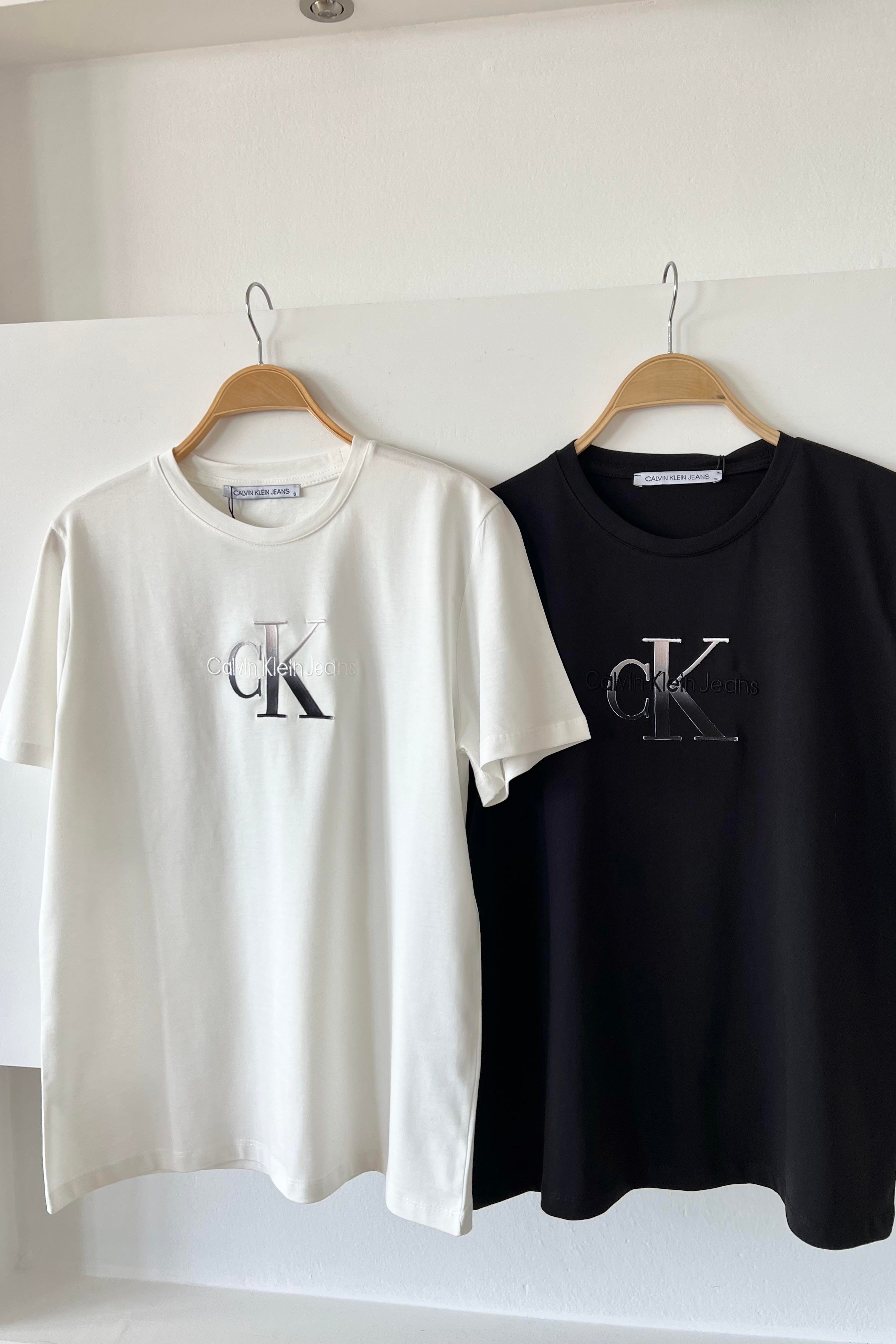 Ekru Batik Logo Nakışlı Tshirt uygun fiyatlarda www.butikhola.com adresinde