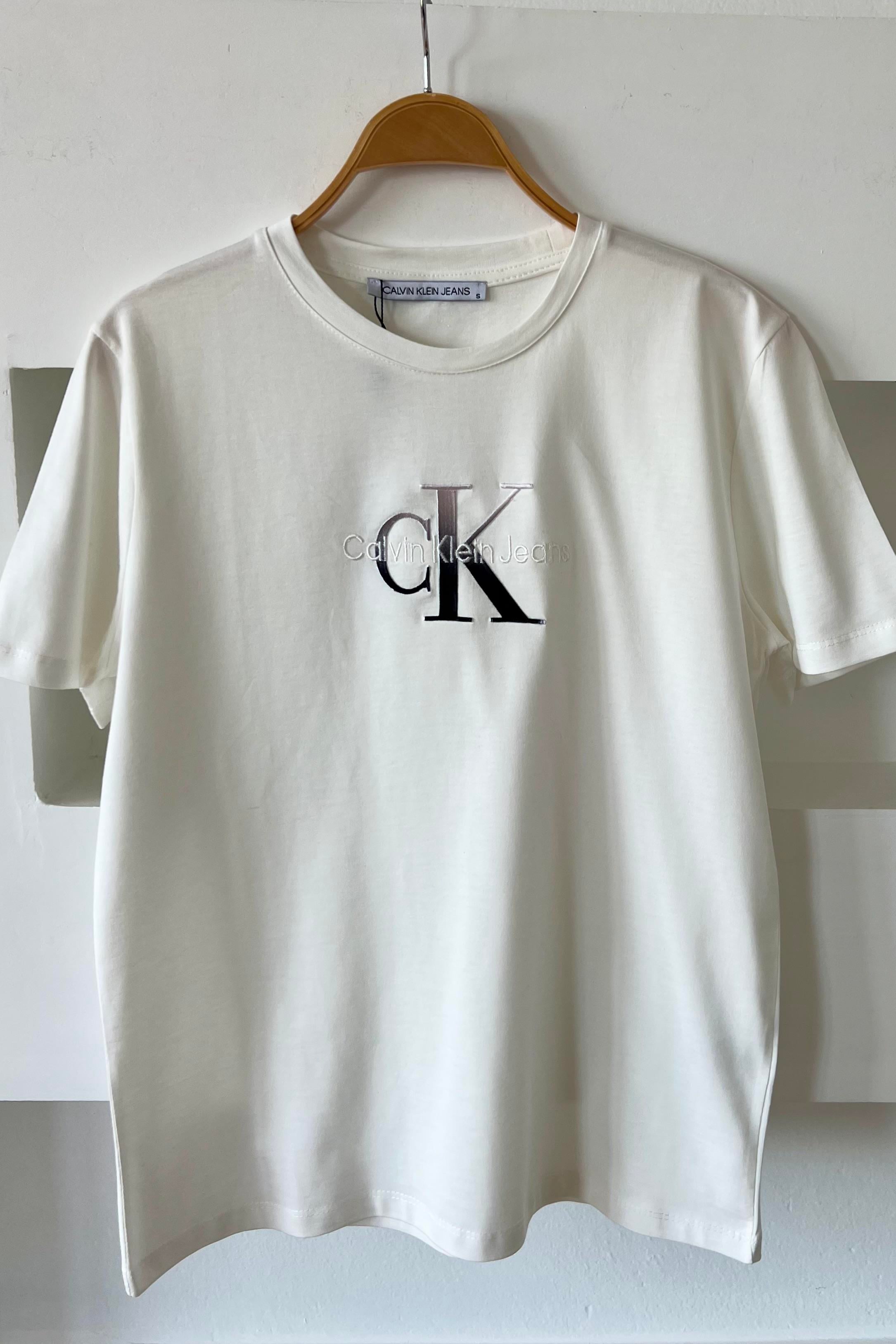 Ekru Batik Logo Nakışlı Tshirt uygun fiyatlarda www.butikhola.com adresinde