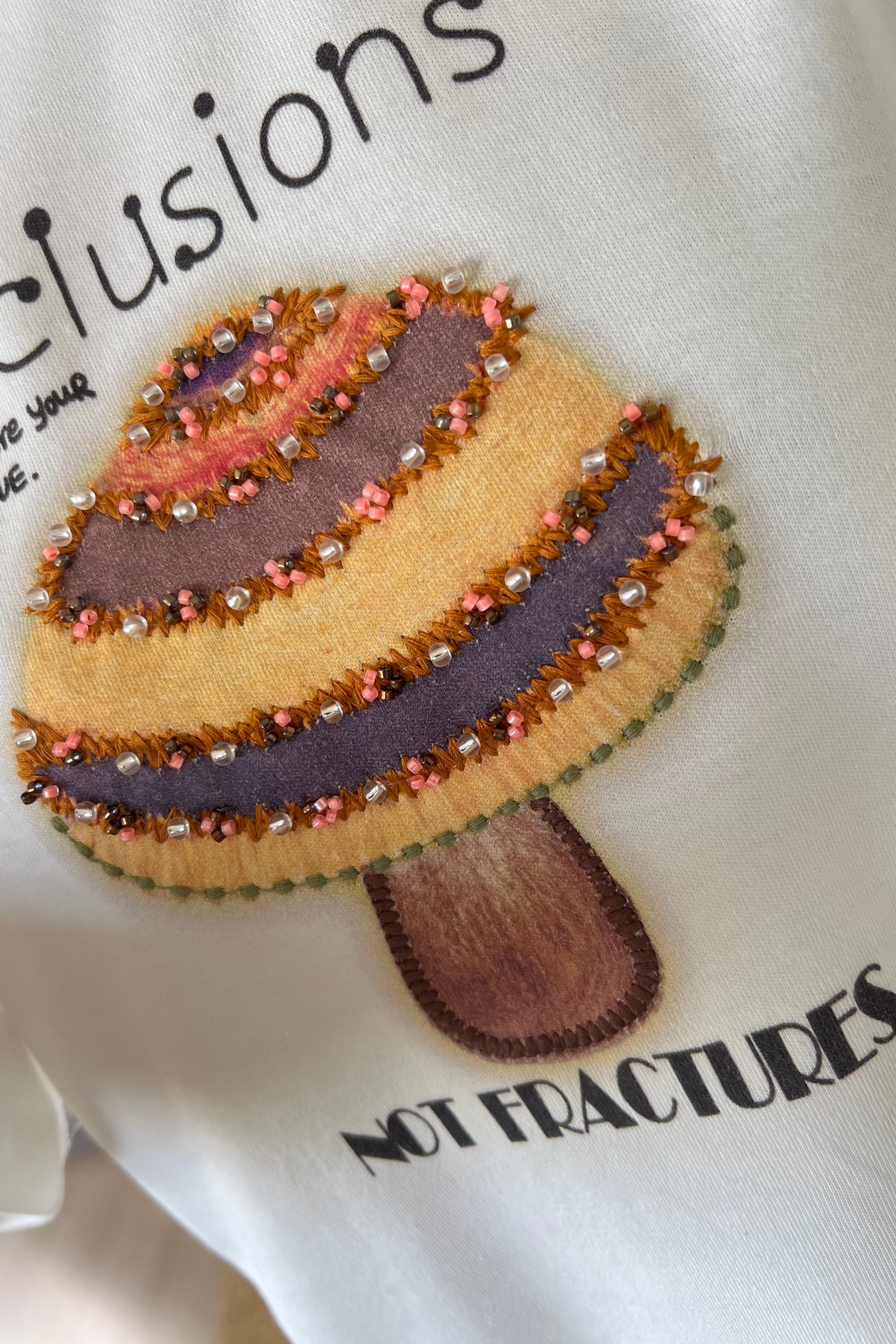 Ekru Boncuk İşlemeli Tshirt uygun fiyatlarda www.butikhola.com adresinde