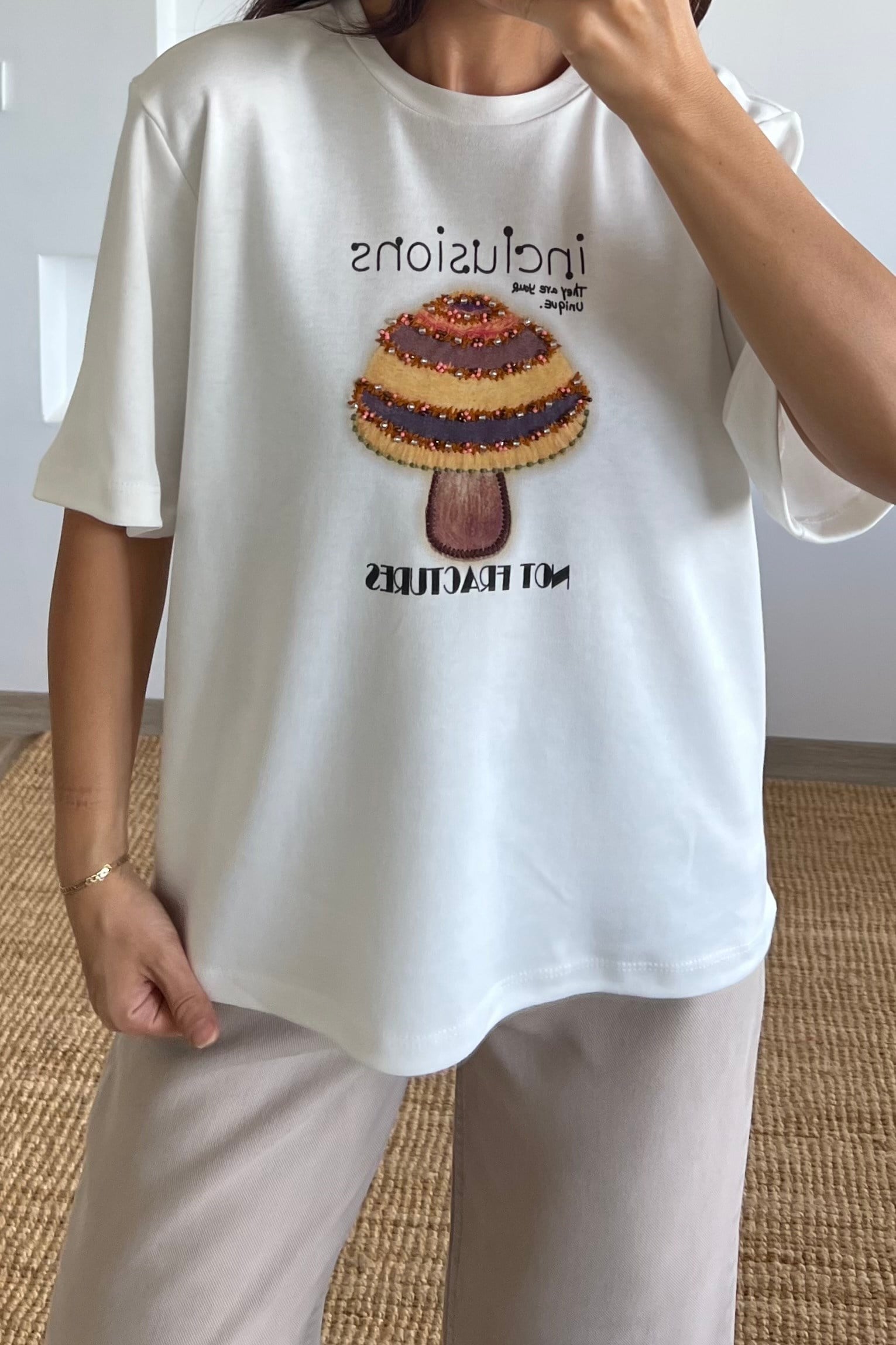 Ekru Boncuk İşlemeli Tshirt uygun fiyatlarda www.butikhola.com adresinde