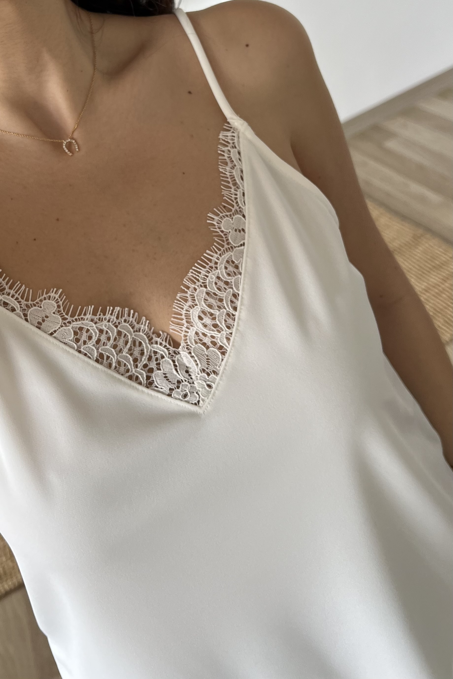 Ekru Dantel Detaylı Askılı Bluz uygun fiyatlarda www.butikhola.com adresinde
